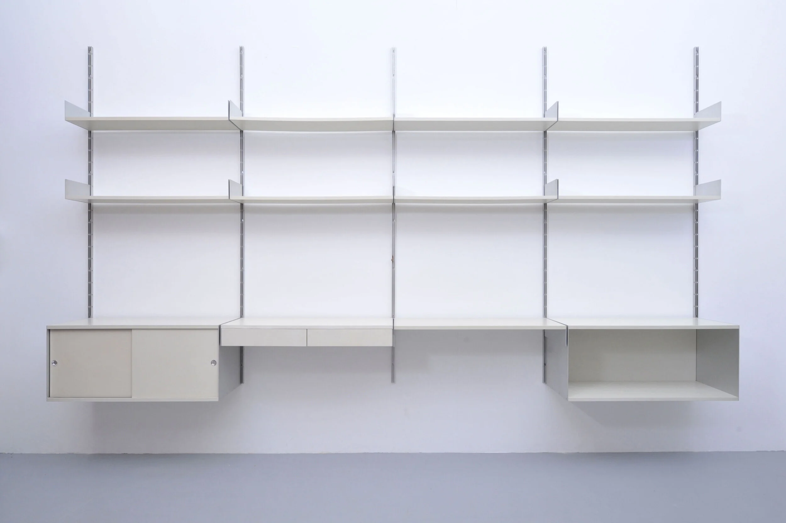 Dieter-Rams-606-Vitsoe-Regal-System-Holztablar-E-Profile-Kasten-Lichtgrau-Schiebetür-Moebel-Perdu-Design.jpg