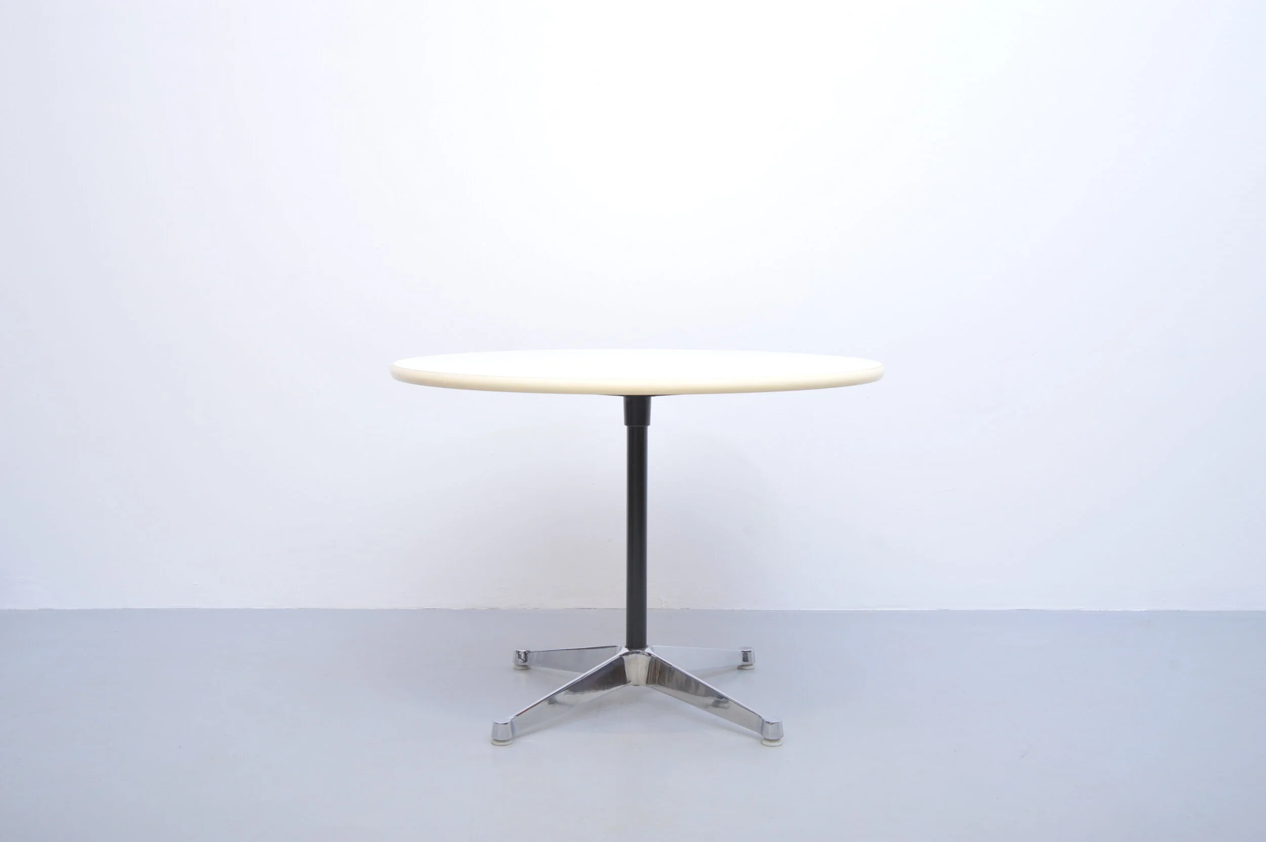 Ray-Chares-Eames-Herman-Miller-Tisch.JPG