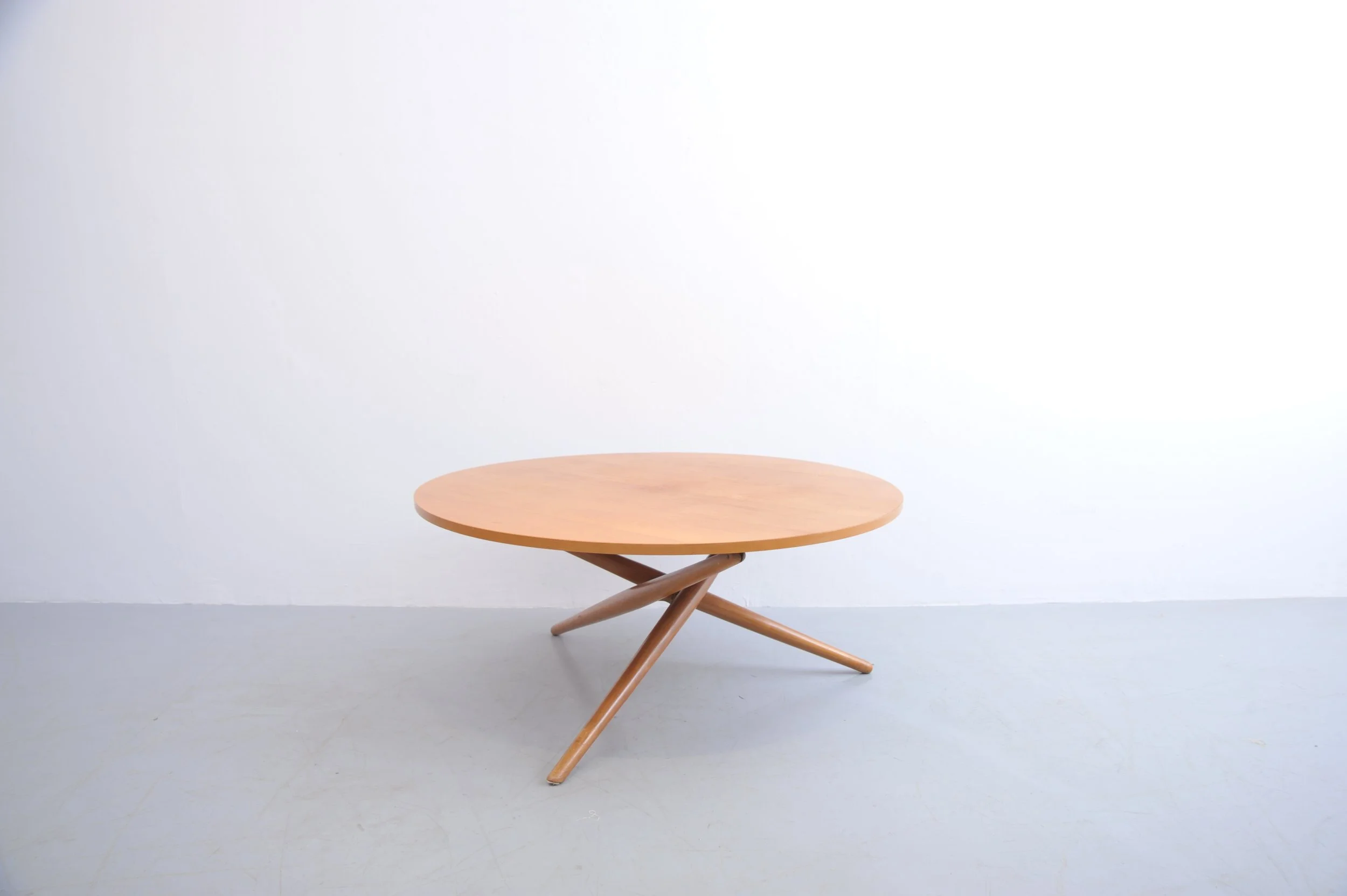 jürg- bally-wohnhilfe-schweiz-verstellbarer-tisch-kirsche.JPG