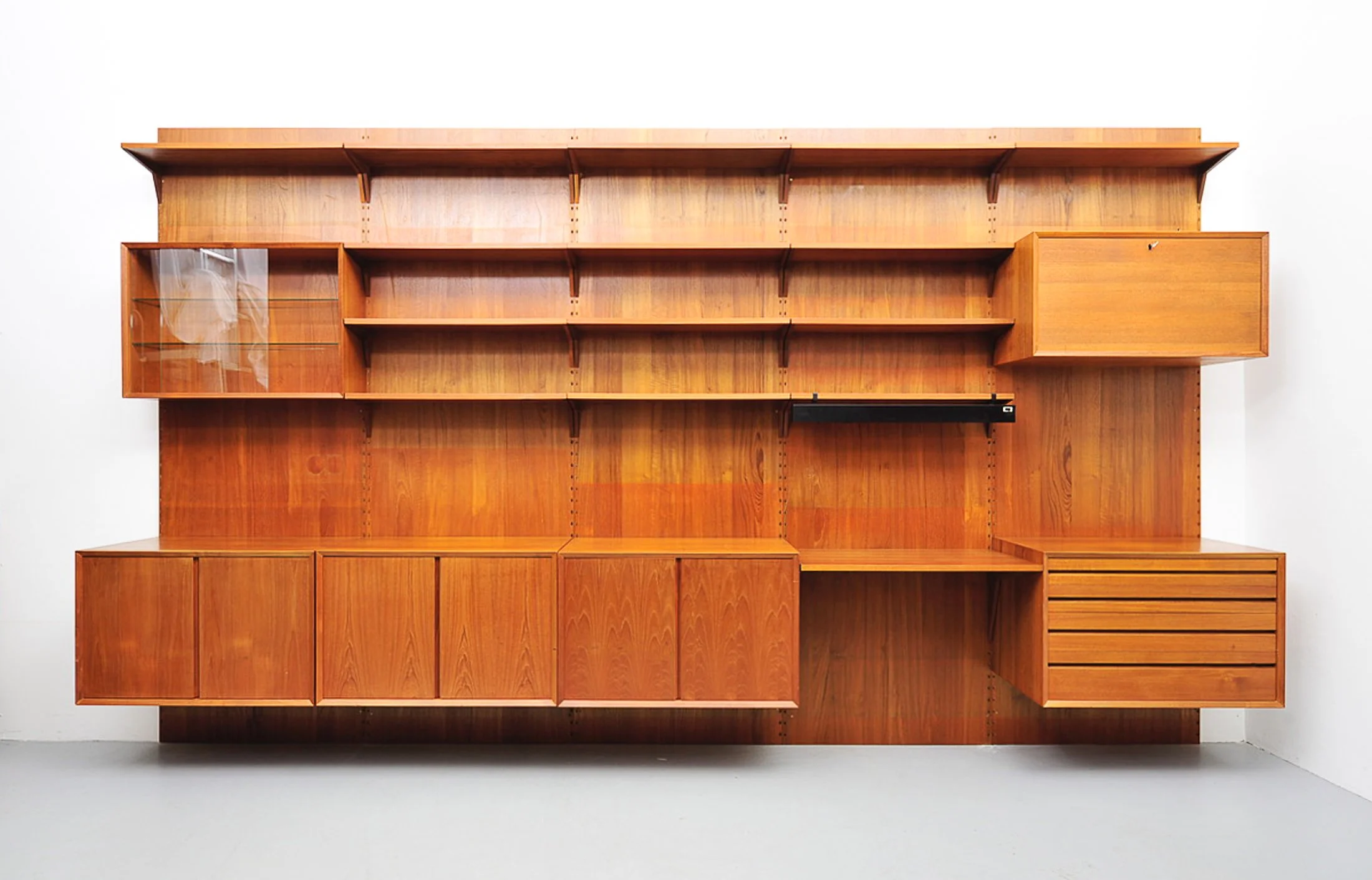 cado_cadovius_paul_royal_system_teak_regal_wandregal_danish_modern_mid_century_vintage.jpg