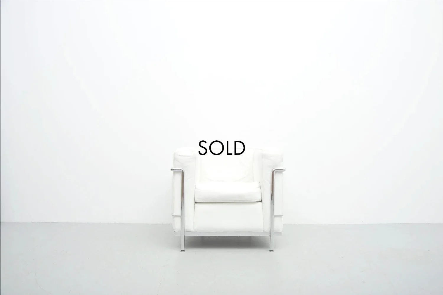 lc2-cassina-le-corbusier-charlotte-perriand-pierre-jeanneret-sessel-leder-bauhaus-1.jpg