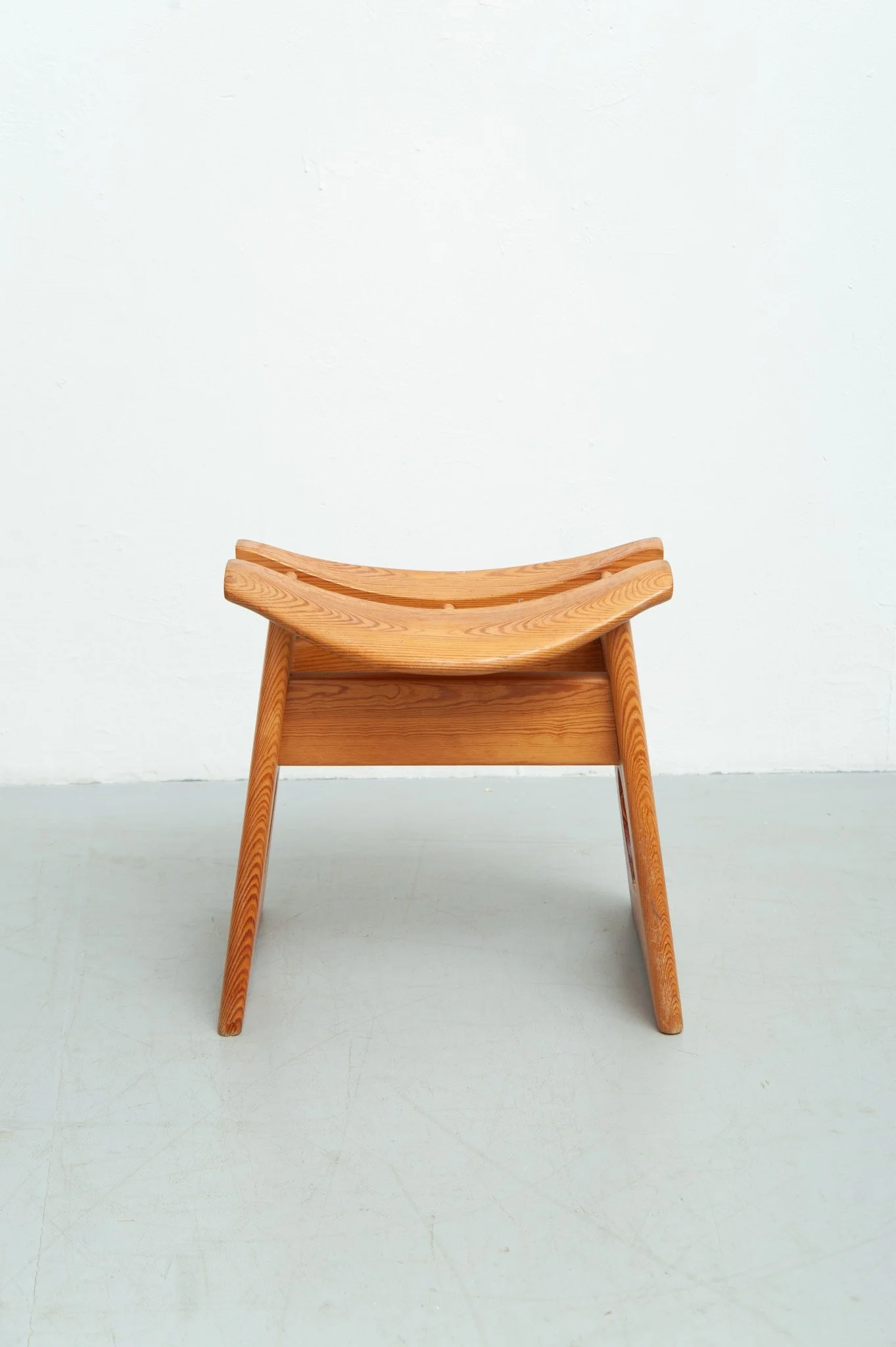 gilbert-marklund-hocker-furusnickarn-schweden-kiefer.jpg