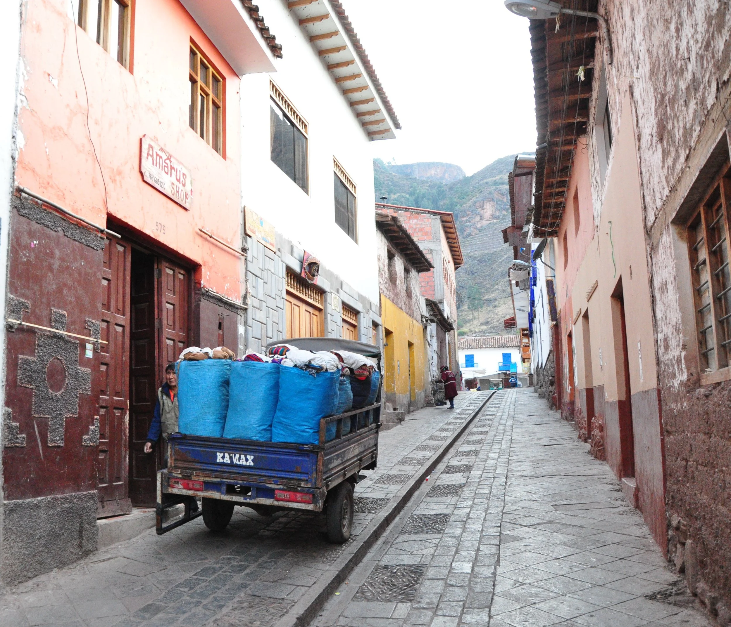 Early morning walk through the streets of Pisaq