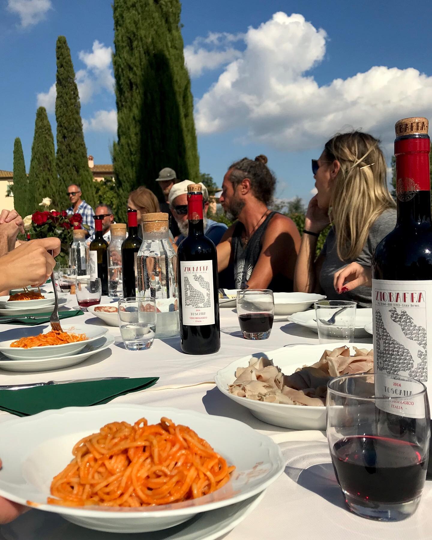 Forever stuck in a dream of fresh spaghetti 🍝 and Toscana Rosso 🍷

Here we have a lunch at home with friends, meters away from rows of Sangiovese featured inside our Toscana. Nothing better than drinking a bottle of wine while inside the vineyard t