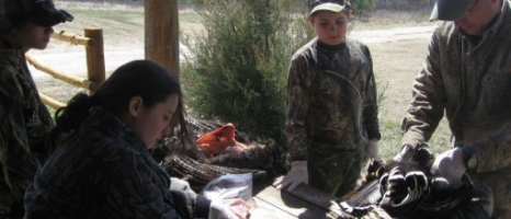 HOW TO FIELD DRESS A TURKEY Let’s say your hunt was a success. Your turkey is down. Congratulations! Now, once the excitement dies down and your heart stops pounding, it’s time to take care of that bird. Well, first, take photographs. Treat every animal you kill with respect, so make sure the bird is tastefully displayed, and that you can see his beard and bright head.Turkeys should be field dressed as soon as possible to allow the carcass to cool faster and help prevent the meat from spoiling. 
