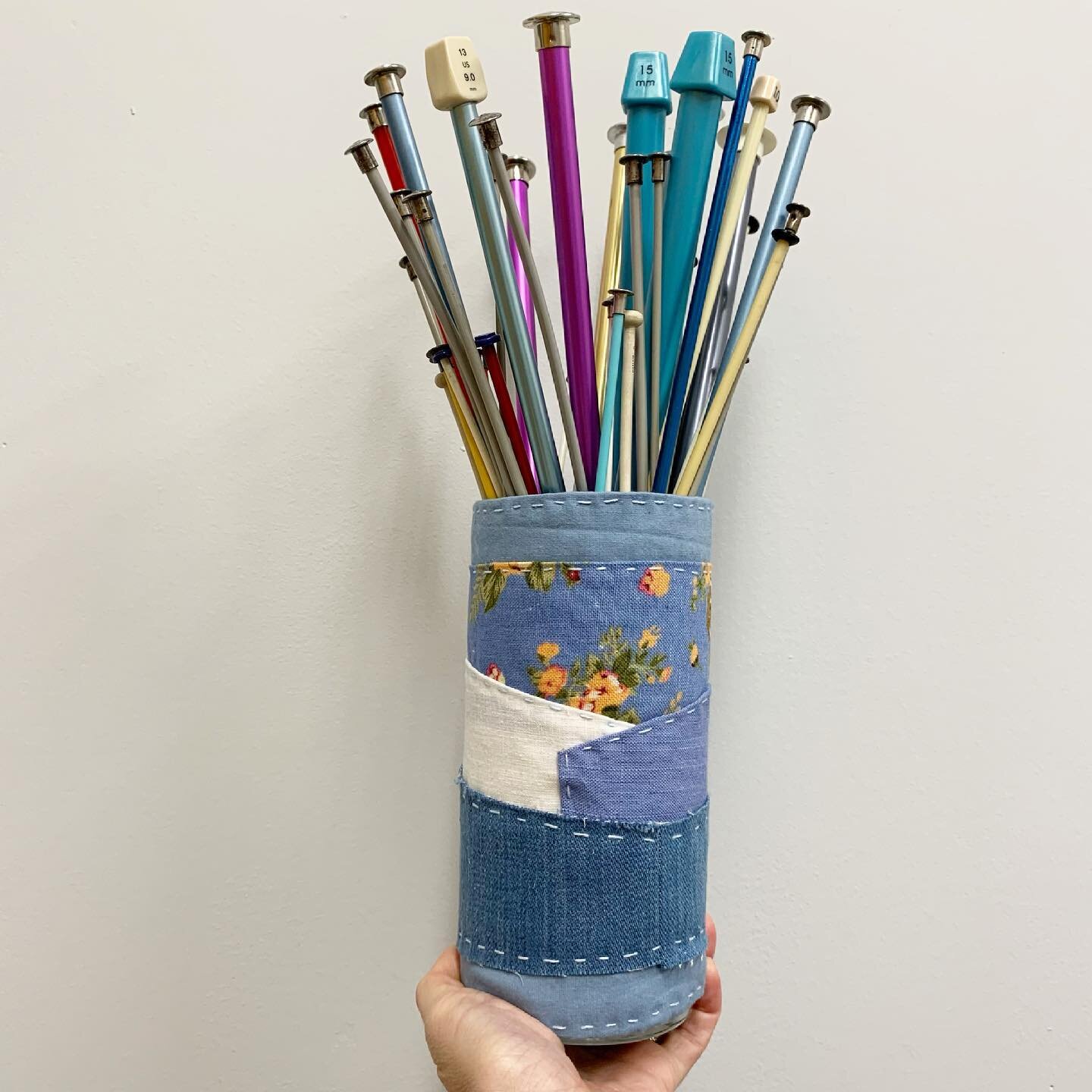 Anyone else store their knitting needles in old flower vases? 💐 This one just got cozy with some scrappy fabric! Thanks for the fun soft sculpture idea, @heidi.parkes! 💙
.
.
.
.
#zerowaste #scrapfabric #handstitching #knittingneedles #patchwork #qu
