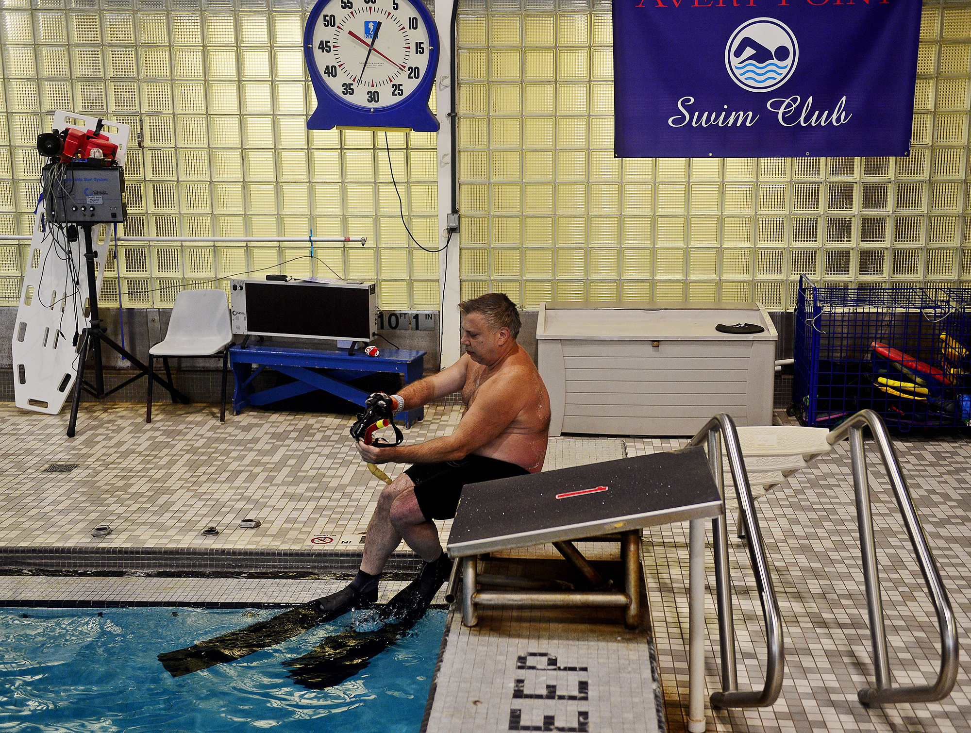  Peter Papathanasiou adjusts his snorkel during a pickup game with Southeast Connecticut Underwater Hockey on Sunday, September 9, 2018 at UConn Avery Point. (Sarah Gordon/The Day) 