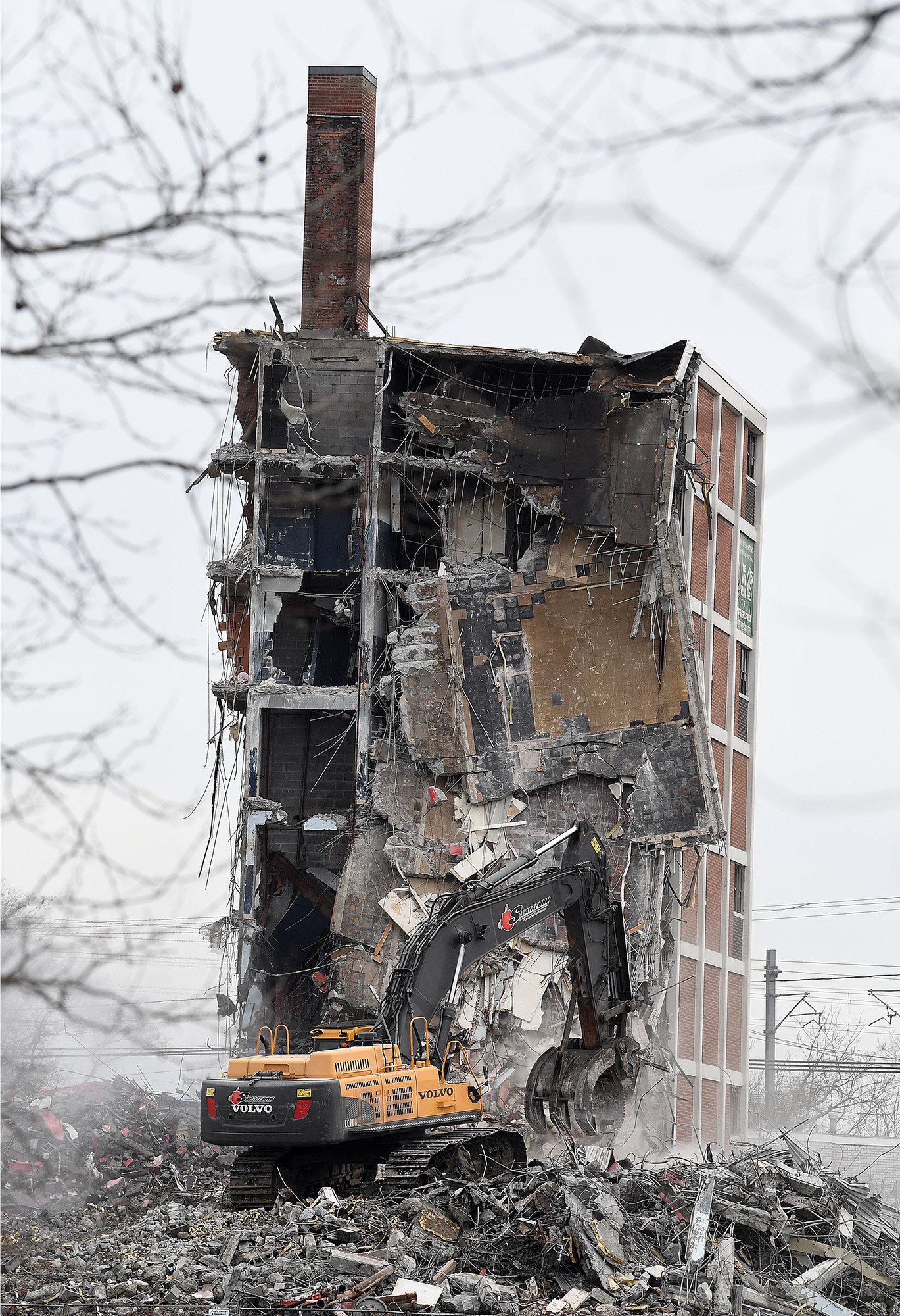  Demolition of the Crystal Ave Towers in New London as seen Wednesday, March 30, 2022. (Sarah Gordon/The Day)  