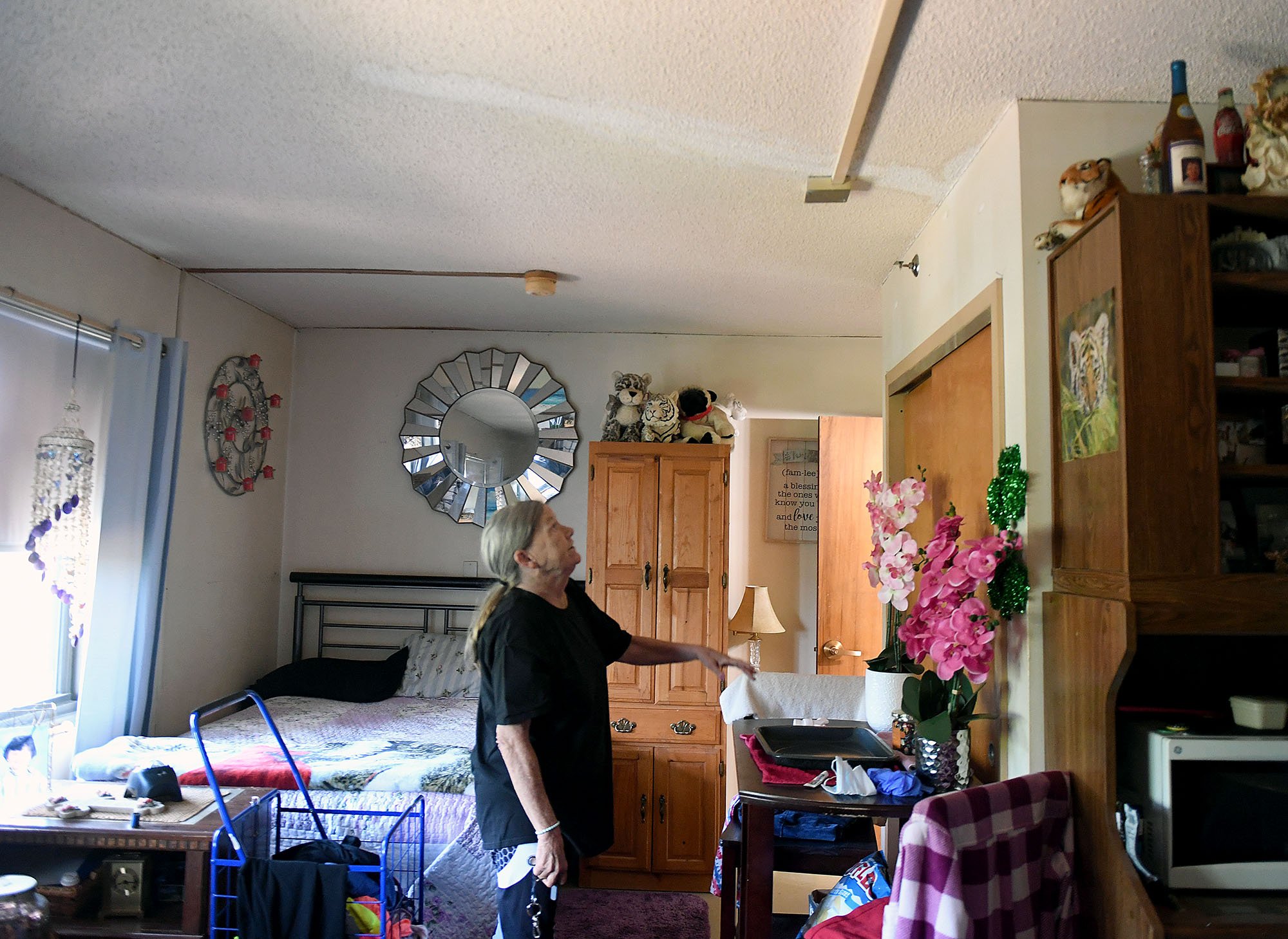  Barbara Templin look at where water has been leaking from her ceiling at her Williams Park Apartments Sunday, August 21, 2022.  Templin, who has lived there for around 10 years, said most of the water issues she has in her apartment have arisen in t