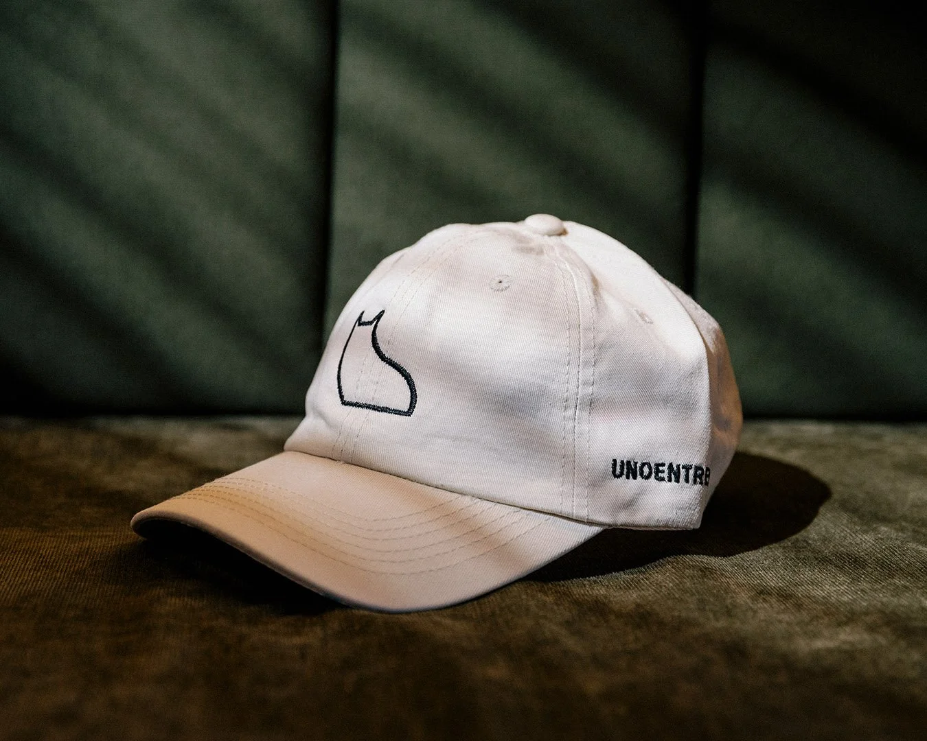 Unoentremil-Cafe-Merch-Gorra.jpg