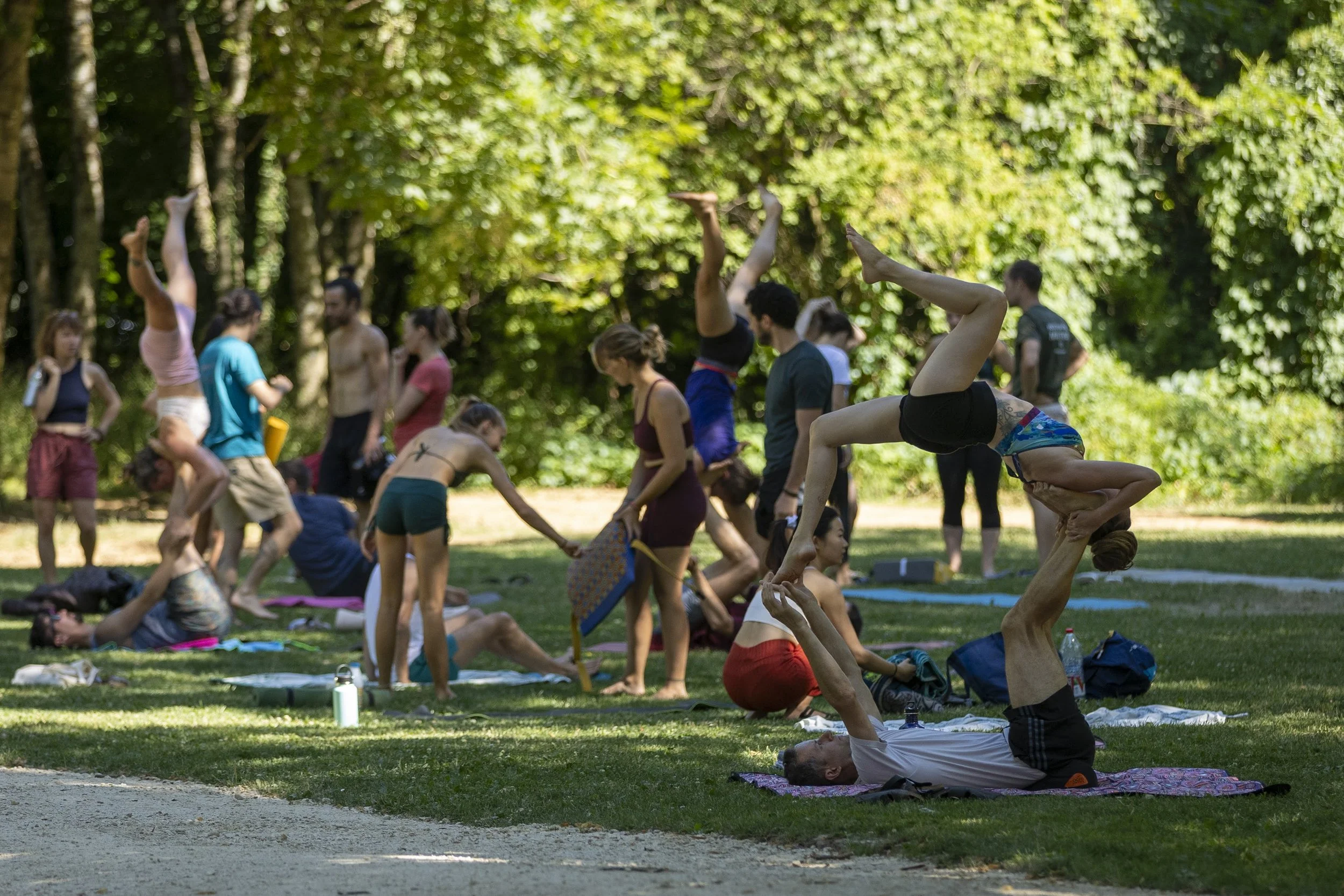 Personnes pratiquant l'acroyoga
