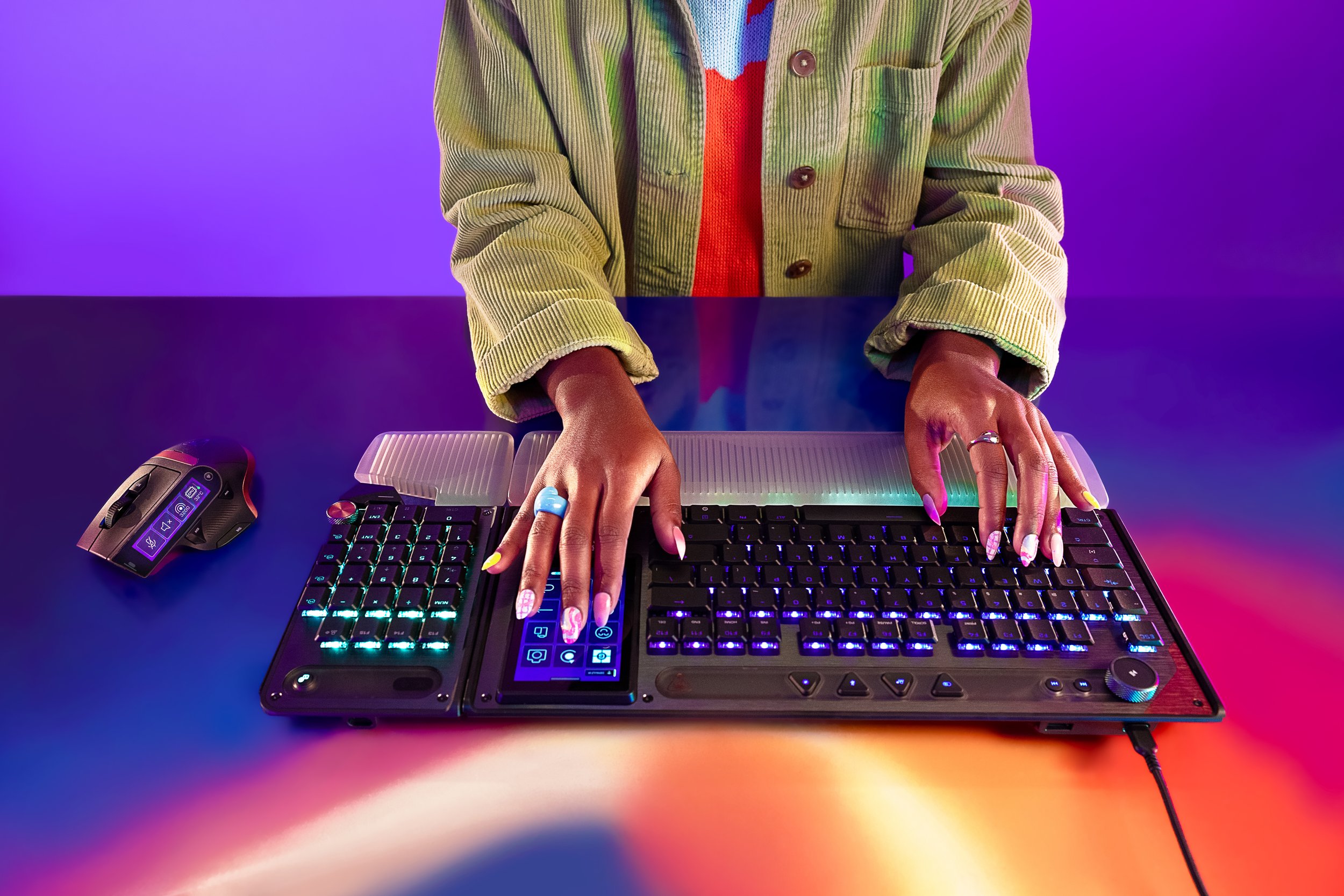 07_CommandSeries_KB7-MC7_Lifestyle_Jenelle_Hero_2751_L2_V1_RGB.jpg