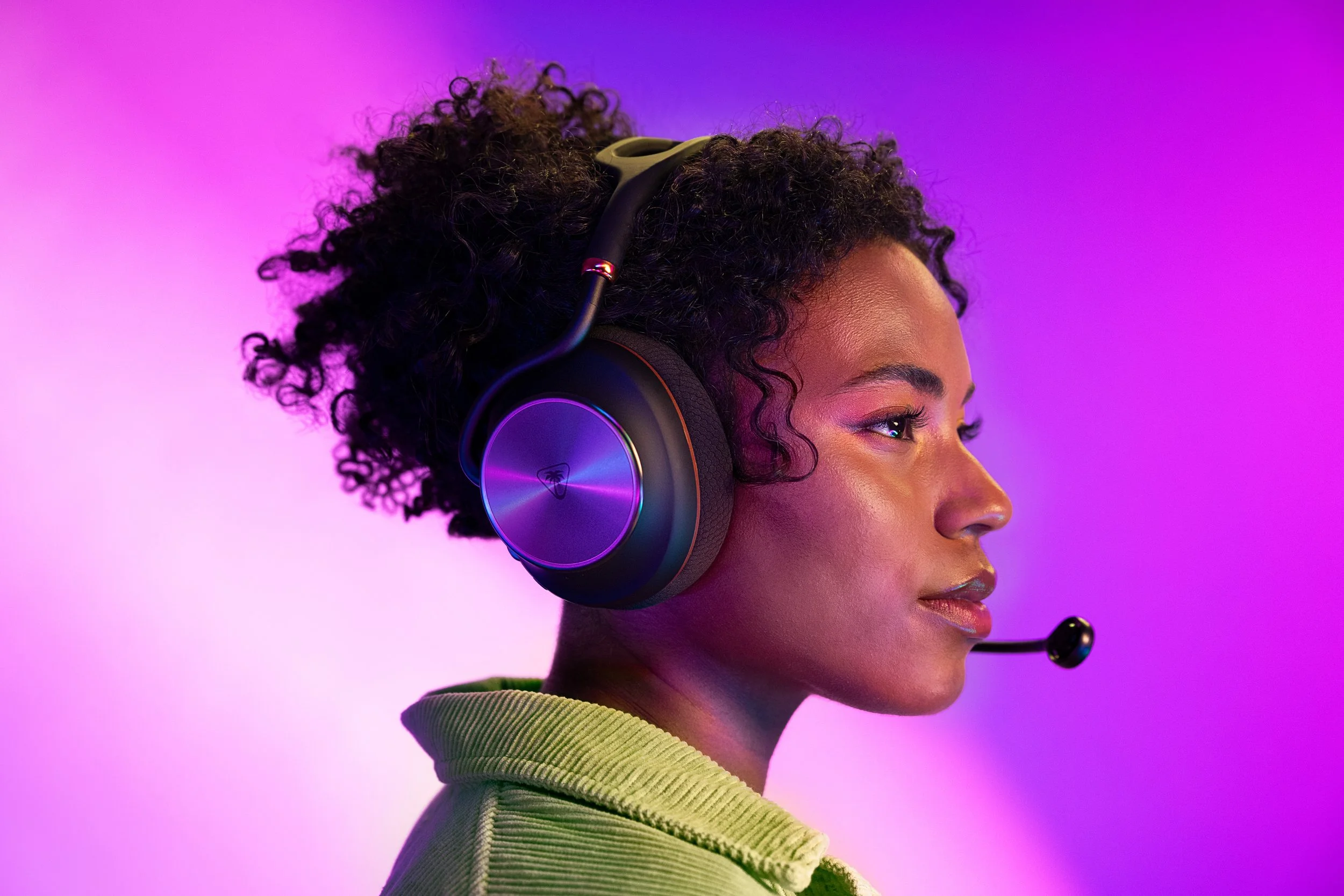 12_Headset_Lifestyle_Jenelle_Hero_3582_L1_V1_RGB.jpg
