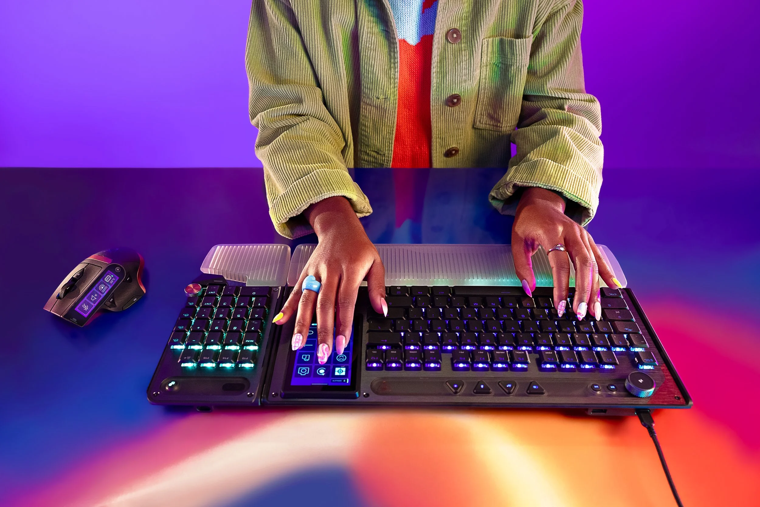 07_CommandSeries_KB7-MC7_Lifestyle_Jenelle_Hero_2751_L2_V1_RGB.jpg