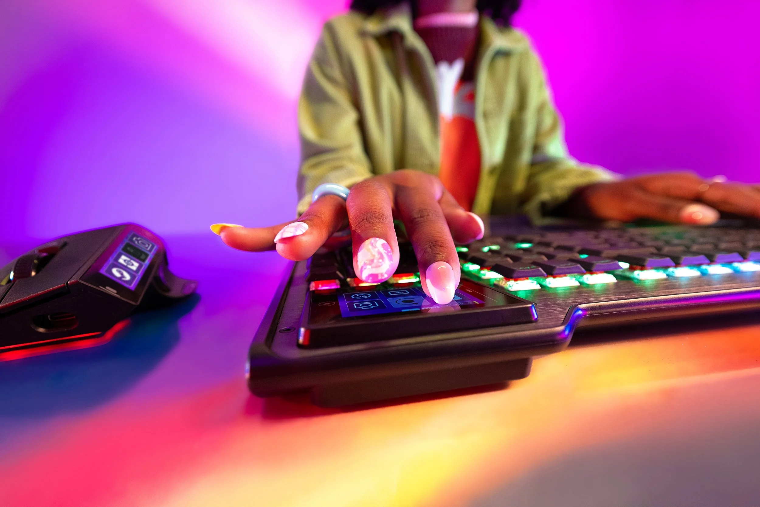 06_CommandSeries_KB5-MC7_Lifestyle_Jenelle_Hero_3028_L1_V1_RGB.jpg