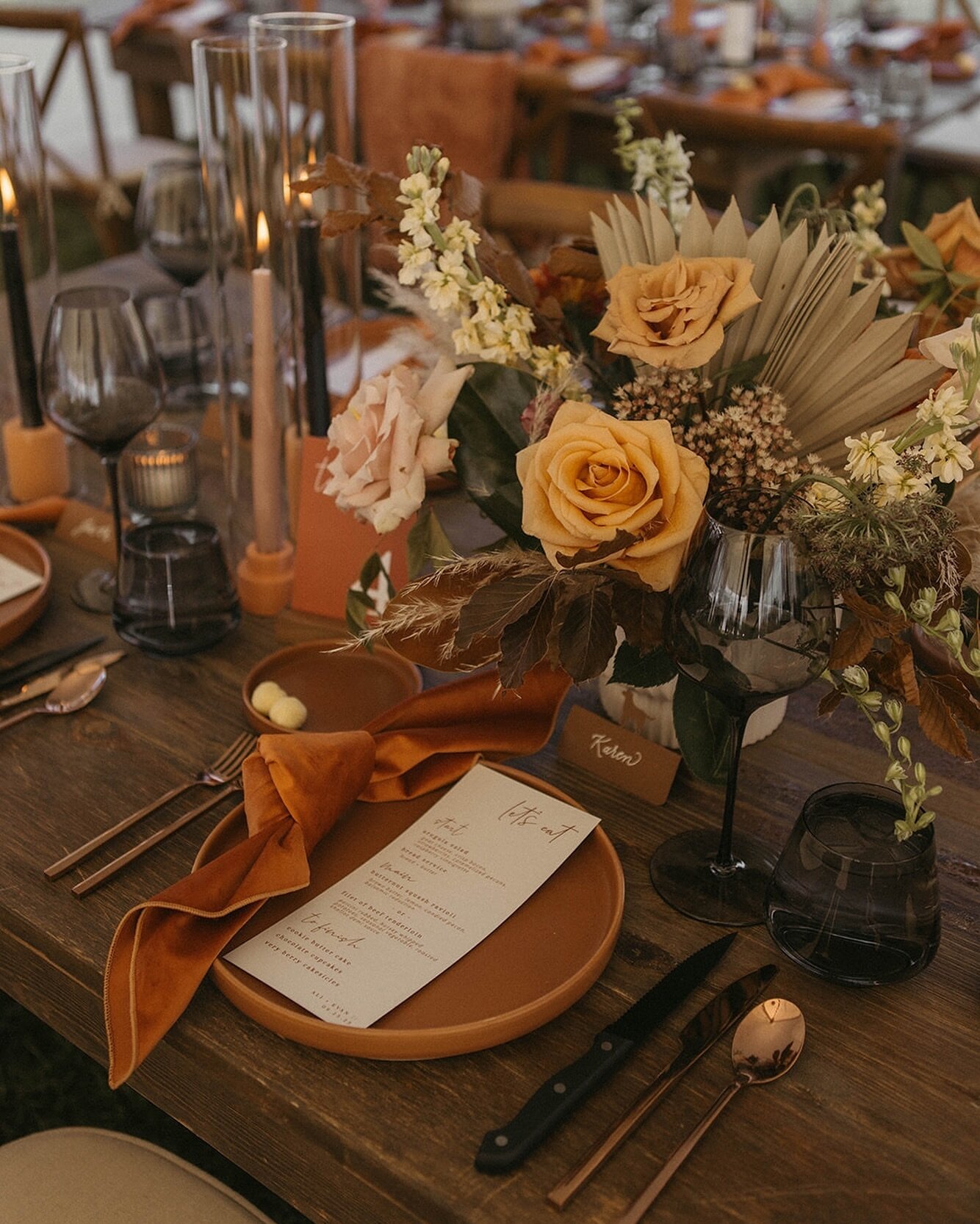 My favorite table design of 2024. 🖤 We had to use two different rental companies to create this look but it turned out stunnnning.