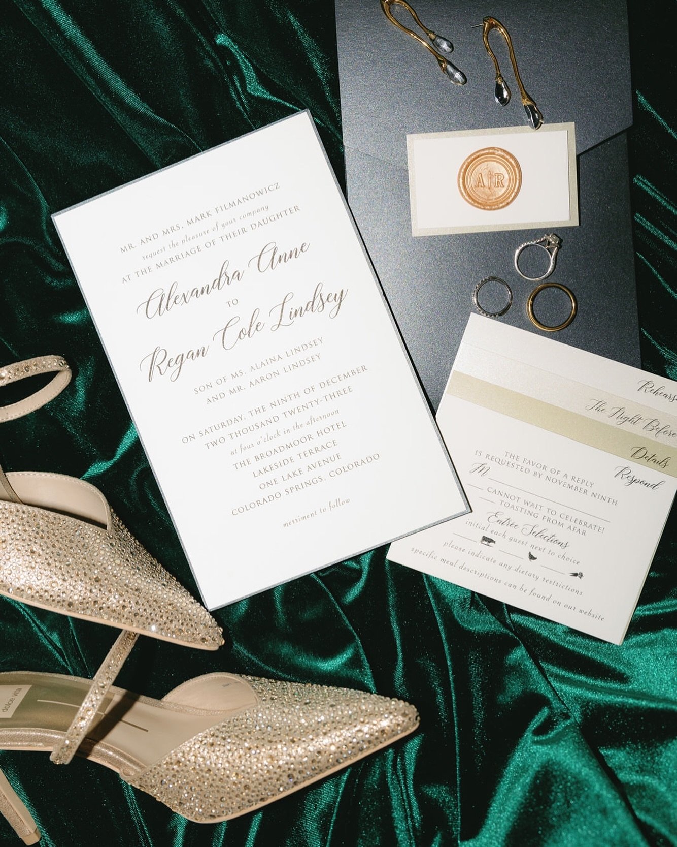 Custom invites vs. template
⠀⠀⠀⠀⠀⠀⠀⠀⠀
There are so many different ways to get the word out about your special day. You can use a template site or you can go completely custom like this invite from @fdlpaperie 

Templates are quick, easy and usually c
