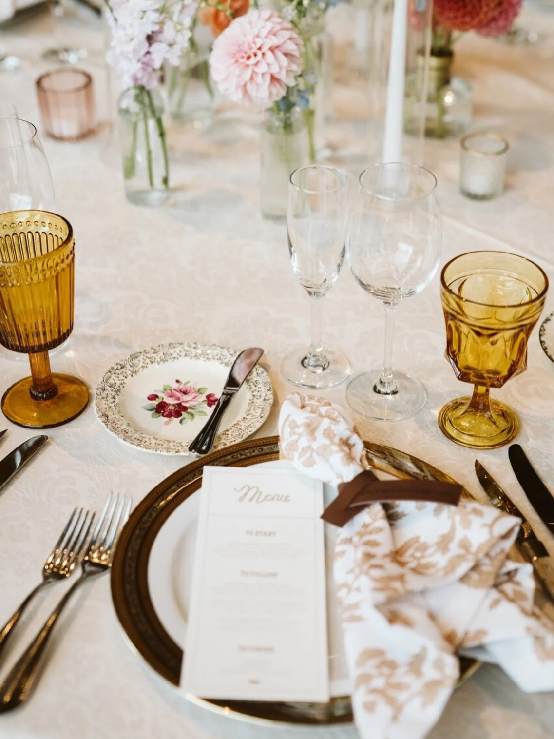 Spent hours in the CPR showroom this weekend and forgot just how fun it is to play around with all the possibilities for tabletop styling. This design will always be one of my absolute favorites 🥵