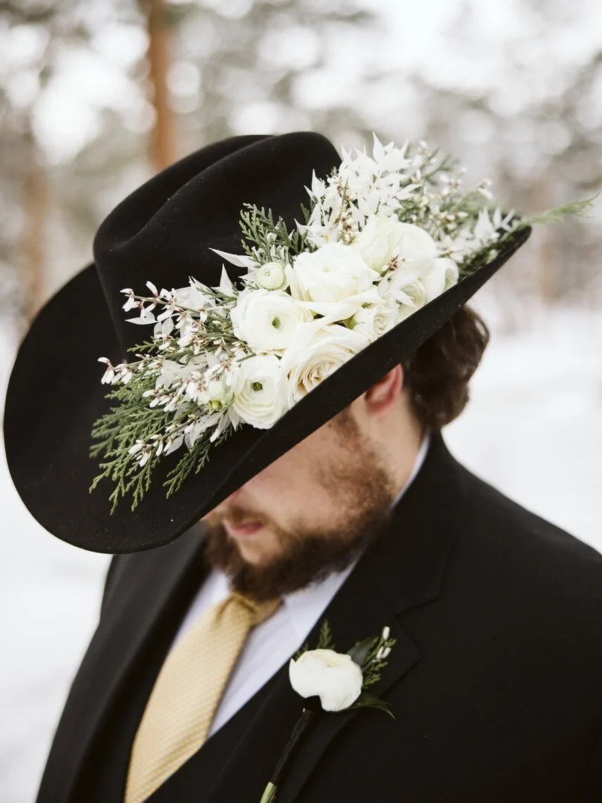 Cowboy takeeee me awayyyy 🤠

This custom hat arrangement was created by @bustleandbloomco to give this groom his own floral moment.