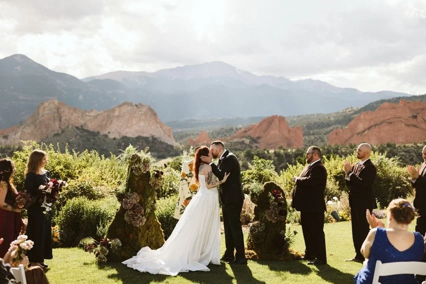 quite the landscape for quite the wedding 😍
