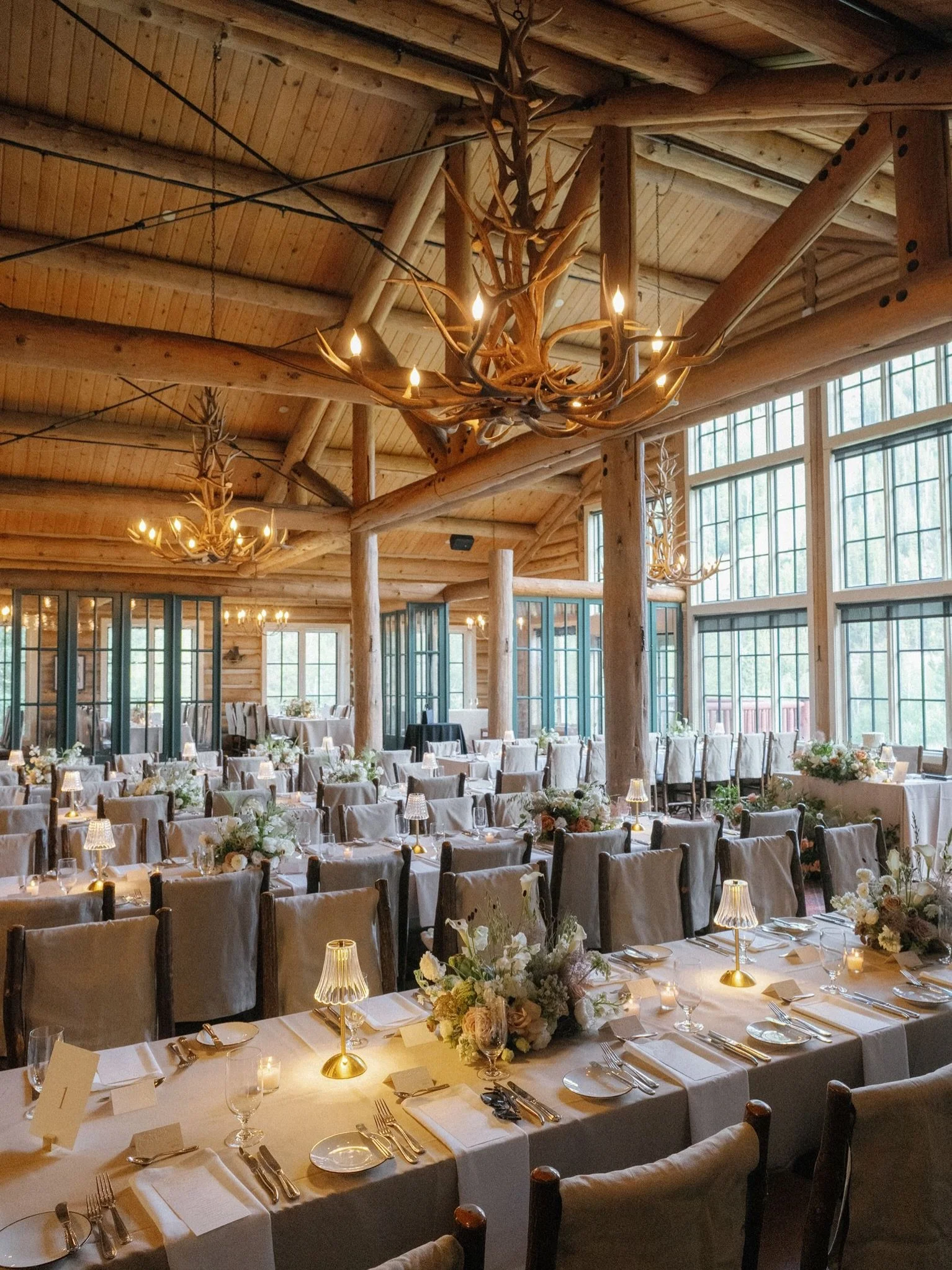 now that&rsquo;s one pretty room 😍 here&rsquo;s a look at just some of the details from Mallory and Dillon&rsquo;s @beanos_cabin wedding earlier this summer

photo: @nathangeorgephoto