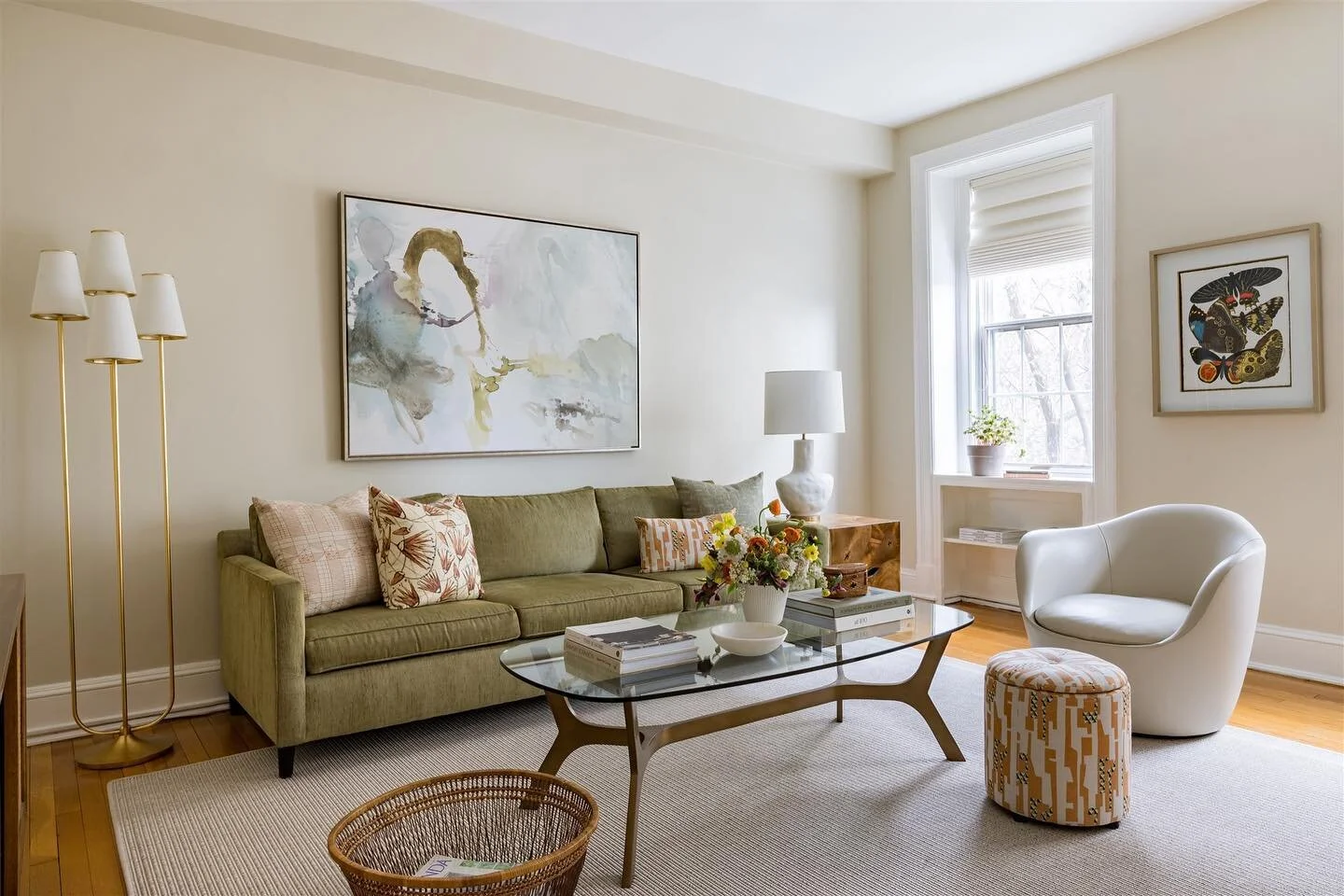 Everyone deserves a calming space to relax after work, to read a book or to spend time with family and friends. I plan to do all of the above. Enjoy the weekend! #sunderwooddesign #suidfaithfultoquality 
📷 @underwoodphoto 
.
.
.
.
.
#livingroom #liv