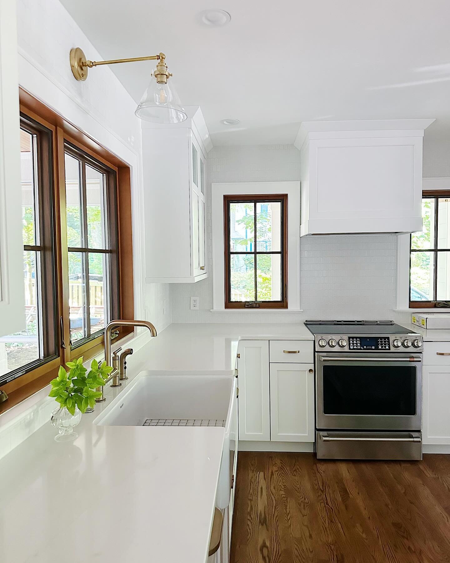 It&rsquo;s Monday and there&rsquo;s nothing better than a clean slate. 
#sunderwooddesign #suidfaithfultoquality 
.
.
.
.
.
#kitchen #kitchenrenovation #freshstart #renovation #dcinteriordesigner #takomapark #home