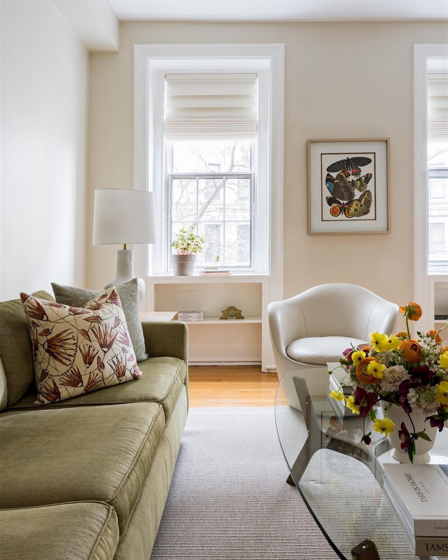 Sunday mornings are always so peaceful. Find that special place in your home for yourself. #sunderwooddesign #suidfaithfultoquality 
📷 @underwoodphoto 
.
.
.
.
#livingroom #sundaymornings #wellness #dcinteriordesigner #dccondo #kaloramadc #dcrealest