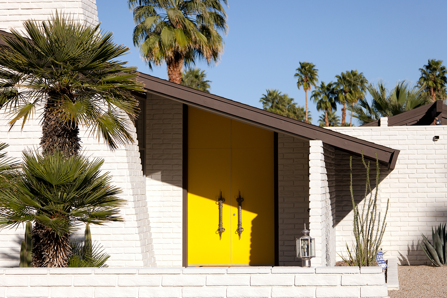 Mid-century_modern_house_in_Palm_Springs.jpg