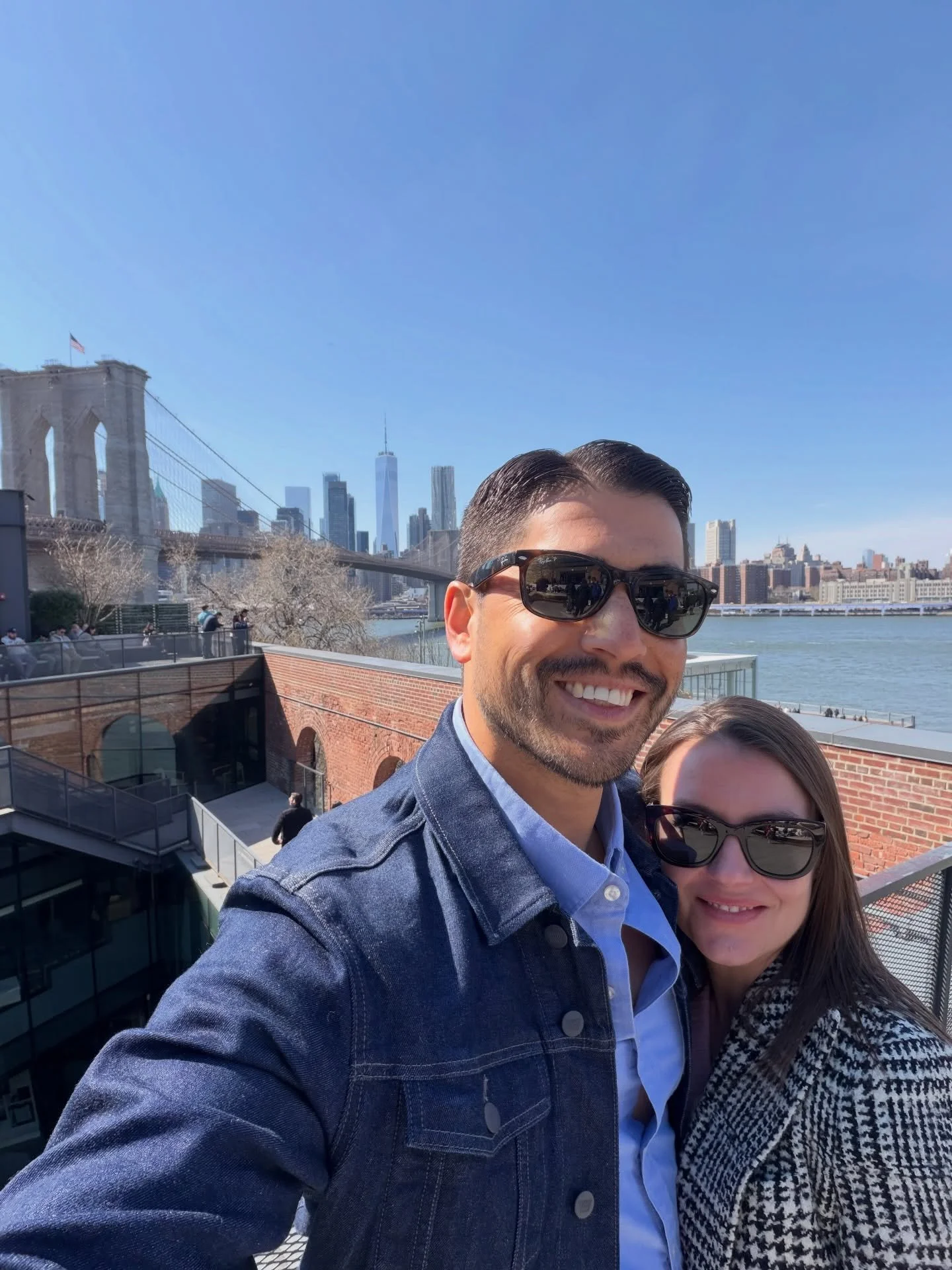 Lovely day in NYC with some of my favorite people! 

Over a decade after moving here I finally checked the box of walking across the Brooklyn Bridge ✅🌉🤗
&bull;
&bull;
&bull;
&bull;
&bull;
#nyc #newyork #family #photo #brooklyn