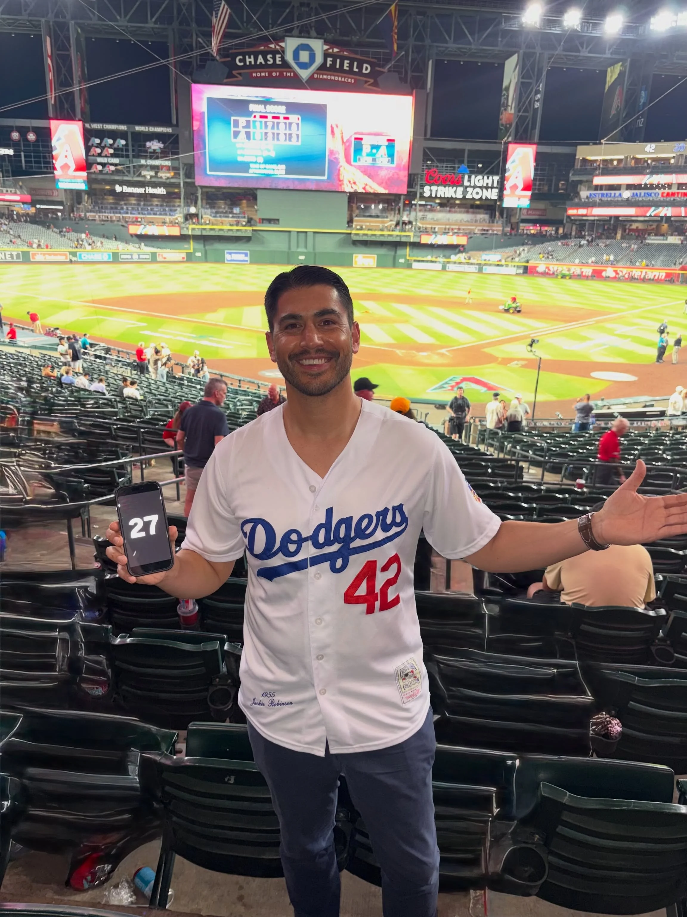 27 MLB ballparks down, 3 to go! ✅⚾️🏟️🐍

My honest opinion of Chase Field, home of the Arizona Diamondbacks:

Stadium: 5/10 roof closed, 7/10 roof open
Food: 4/10
Staff: 10/10
Vibes: 5/10 
Snakes: 0/10, no actual diamondbacks anywhere 

I&rsquo;m ge