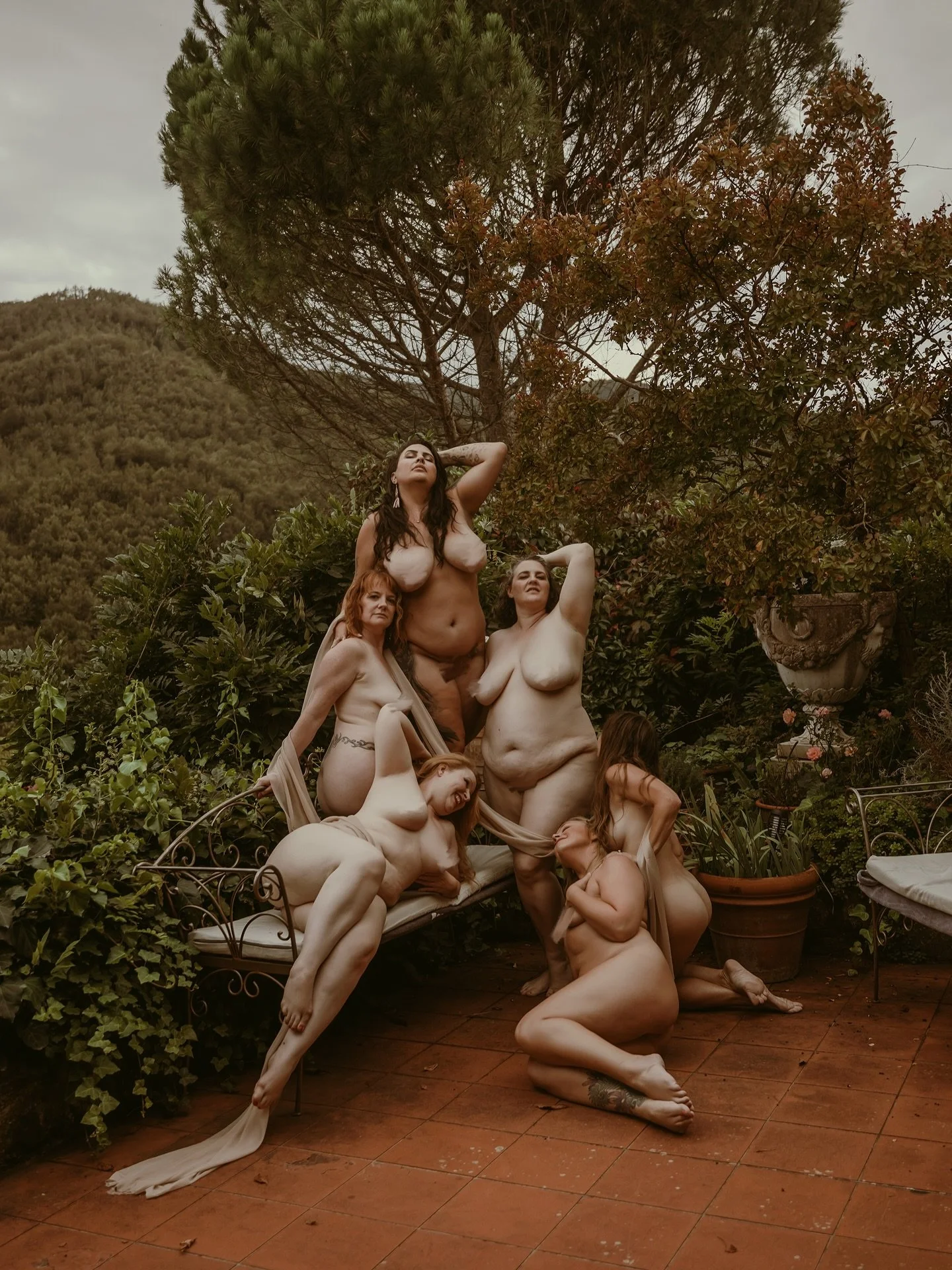 Our Italy self love retreat was such a dream 🥹

One week in the Tuscan hills, with barely any internet, tucked far away from any big cities and bustling streets. It was just us, the hillside, sweet slow mornings, and an intention filled itinerary. 
