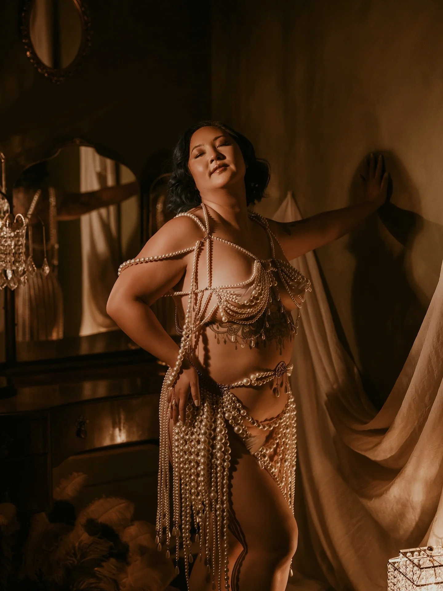 I just f*cking love playing showgirls ✨🥹

Burlesque walked into my life over ten years ago, and forever changed me. I love getting to work with other cuties who are inspired by this art form, the sparkle, the glam, the taking up space and unapologet