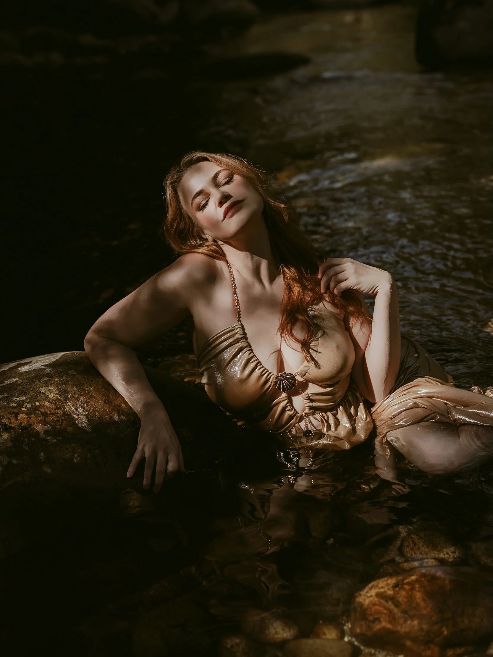 Outdoor boudoir season is in full swing 💚

If you&rsquo;ve been dreaming up a way to connect back to your bod, the earth, your wild and cyclical nature &mdash; this is it. 

Nothing feels more freeing than creating art with the earth, letting the di