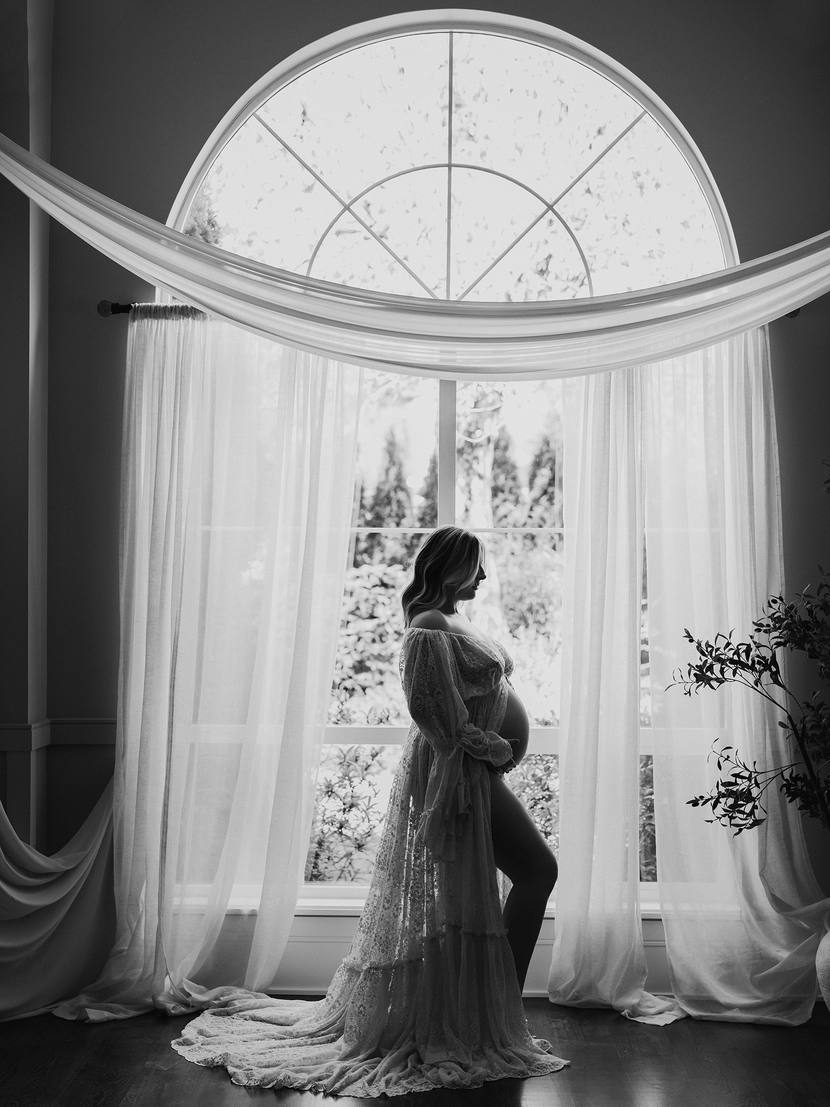 A beautiful maternity boudoir session for the feed today. 🫶

My sweet hair and makeup artist is about to take her maternity leave at the end of this month to welcome the new addition to the family, and I&rsquo;m so grateful to have been able to capt