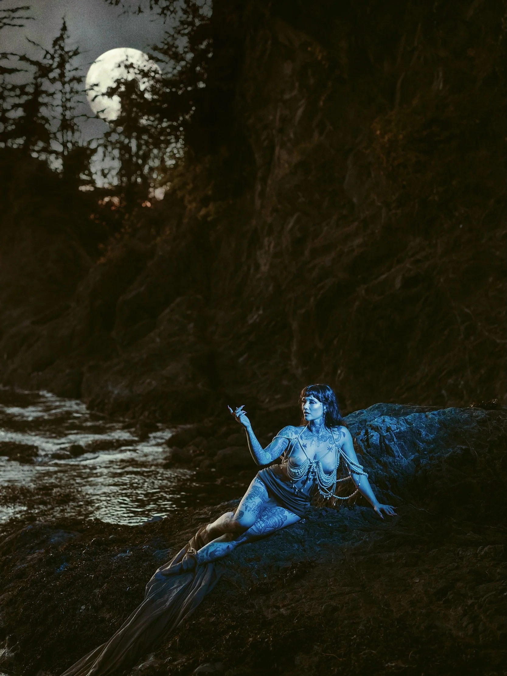 Happy spoopy season witches 🦇

Feels so good to be making weird art again with my forever muse @thealisonalexander 

I had this concept in my head for us to attempt to squeeze in as an impromptu creative session during the Art and Soul retreat &mdas