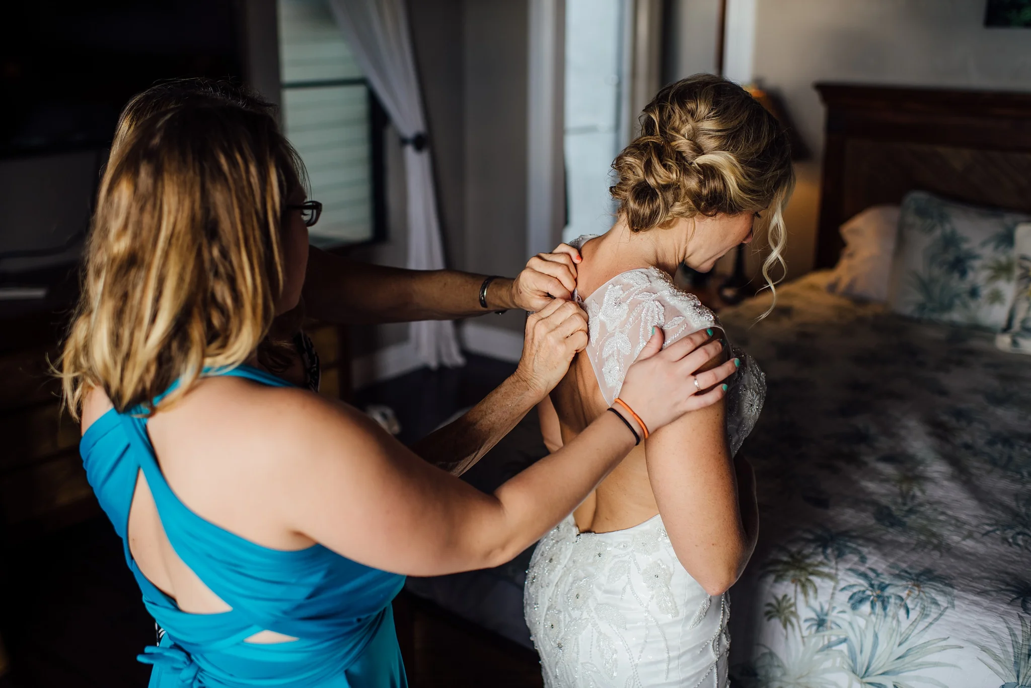 bride getting in her dress kona wedding photographer