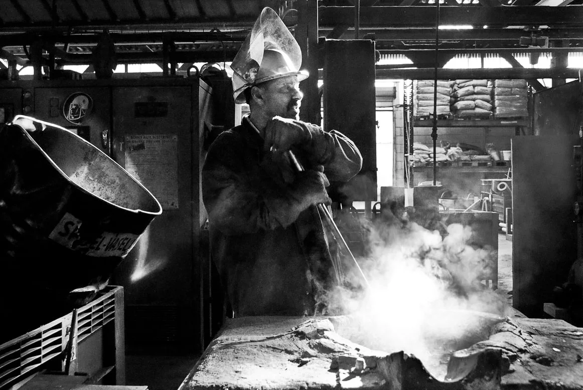 Metal industriel (since 1870). Worker melting metal.