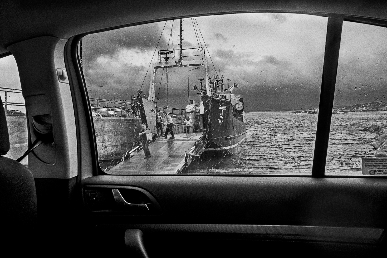 View from the car of the peer of Arrannmore. Worker´s loading off the ferry.