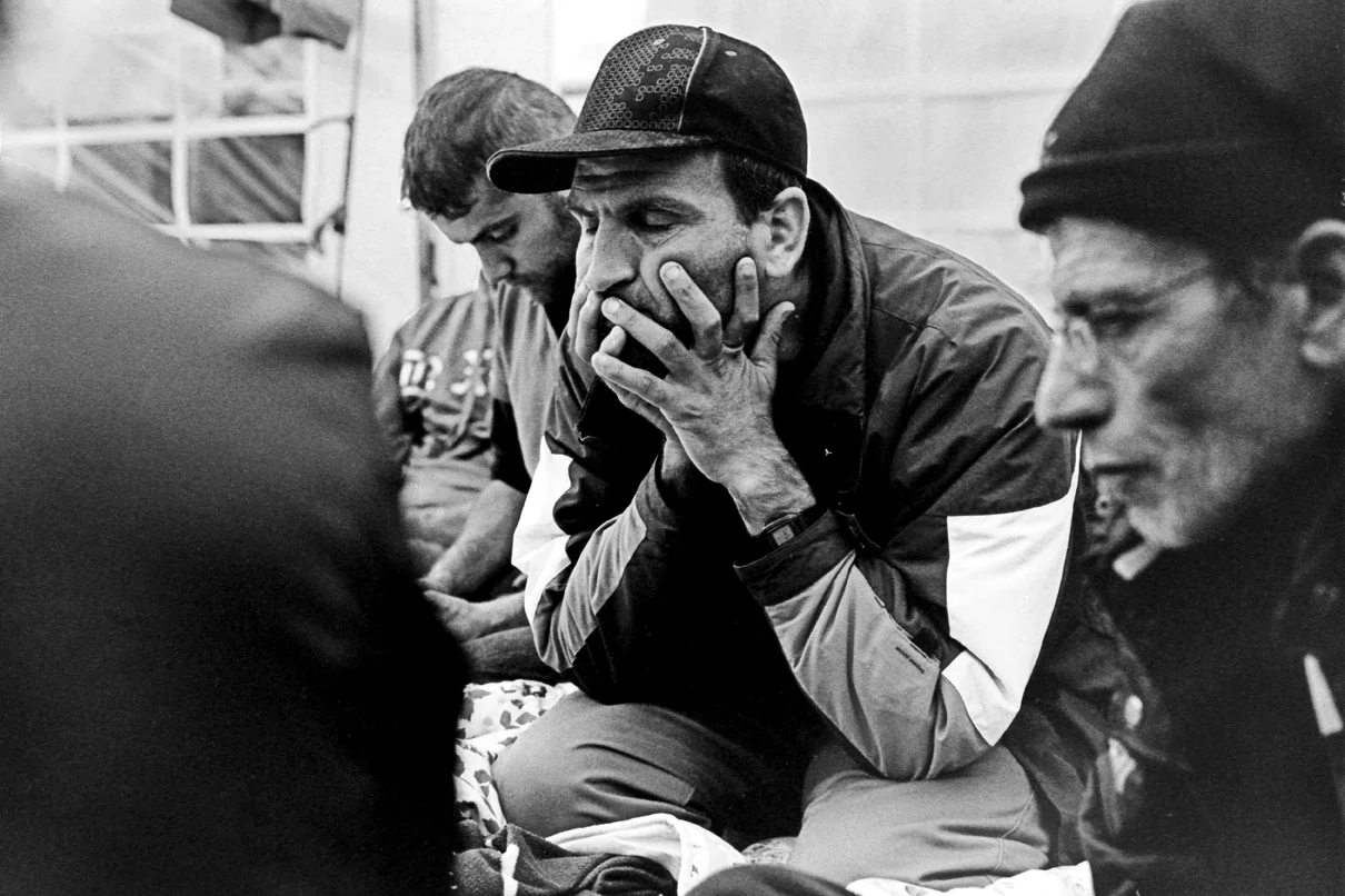 On the 26th day without food, a meeting inside the tents after hearing that the Swedish immigration board refuses to cooperate due to immigration law restrictions.