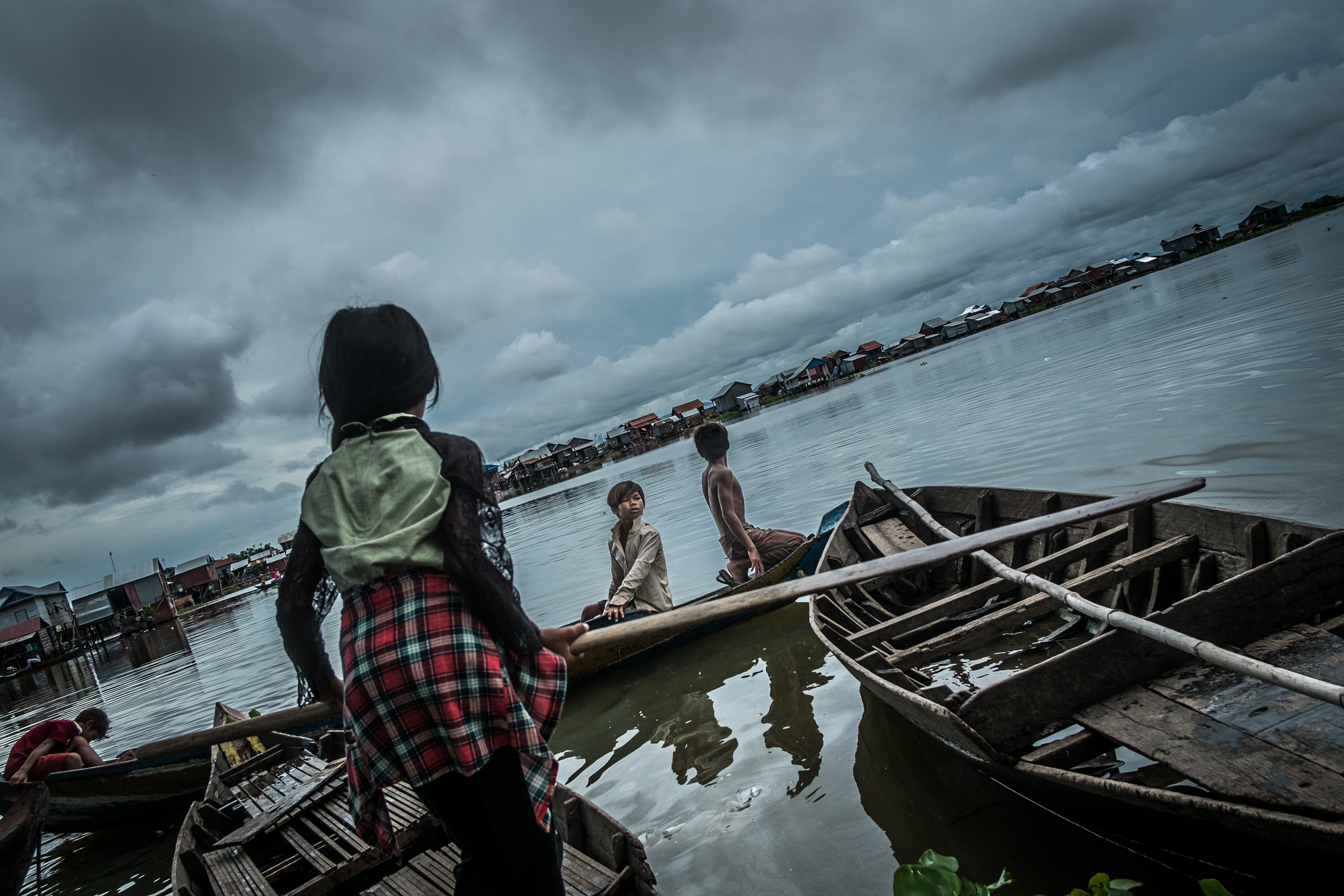 Children in barques, slums of Siem Reap Province, Cambodia. / All rights reserved © Clément Martz.