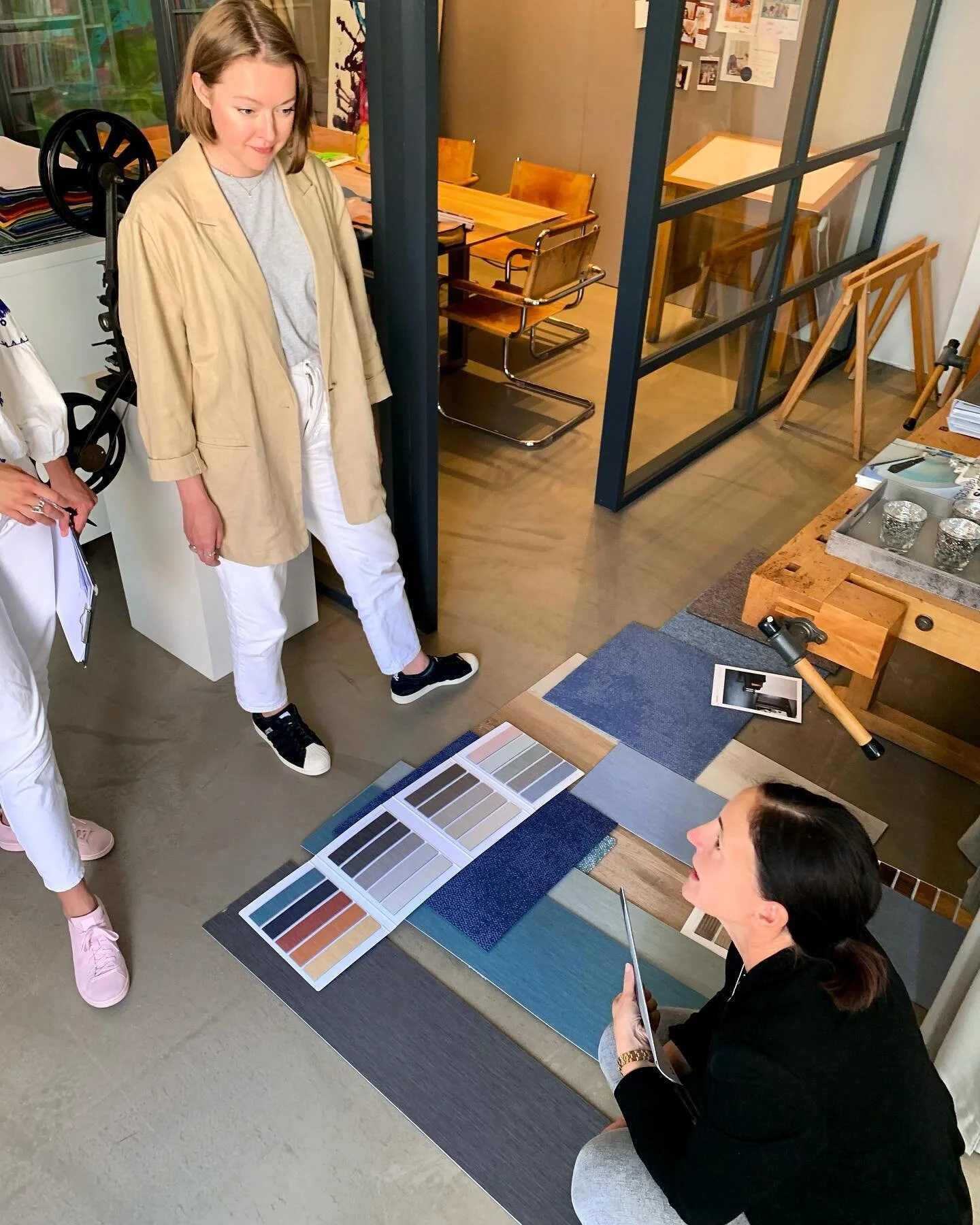 Today we had an appointment with Janine from @interface to select a few new samples for one of our projects! We love the mix of carpet tiles and vinyl. #hagedorninteriorarchitecture #hagedorninteriorberlin #newproject #carpetiles #vinylflooring #sust