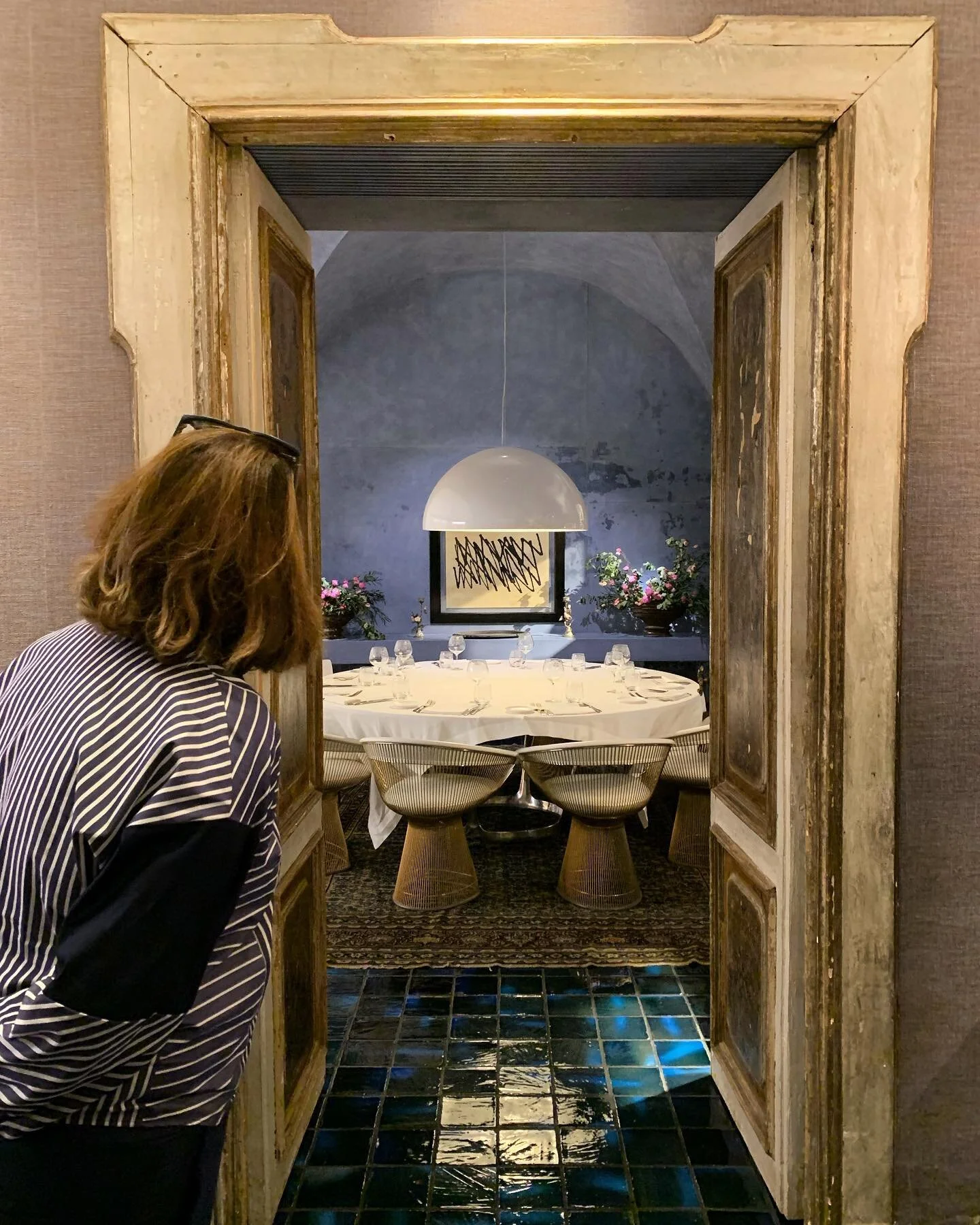 Catch a glimpse of this beautiful private dining room! We love the color and finish mix! Bravo! 👍 #hagedorninteriorarchitecture #hagedorninterior #hagedorninteriorberlin #architectontour #florence #privatedining #shadesofblue #materialmix