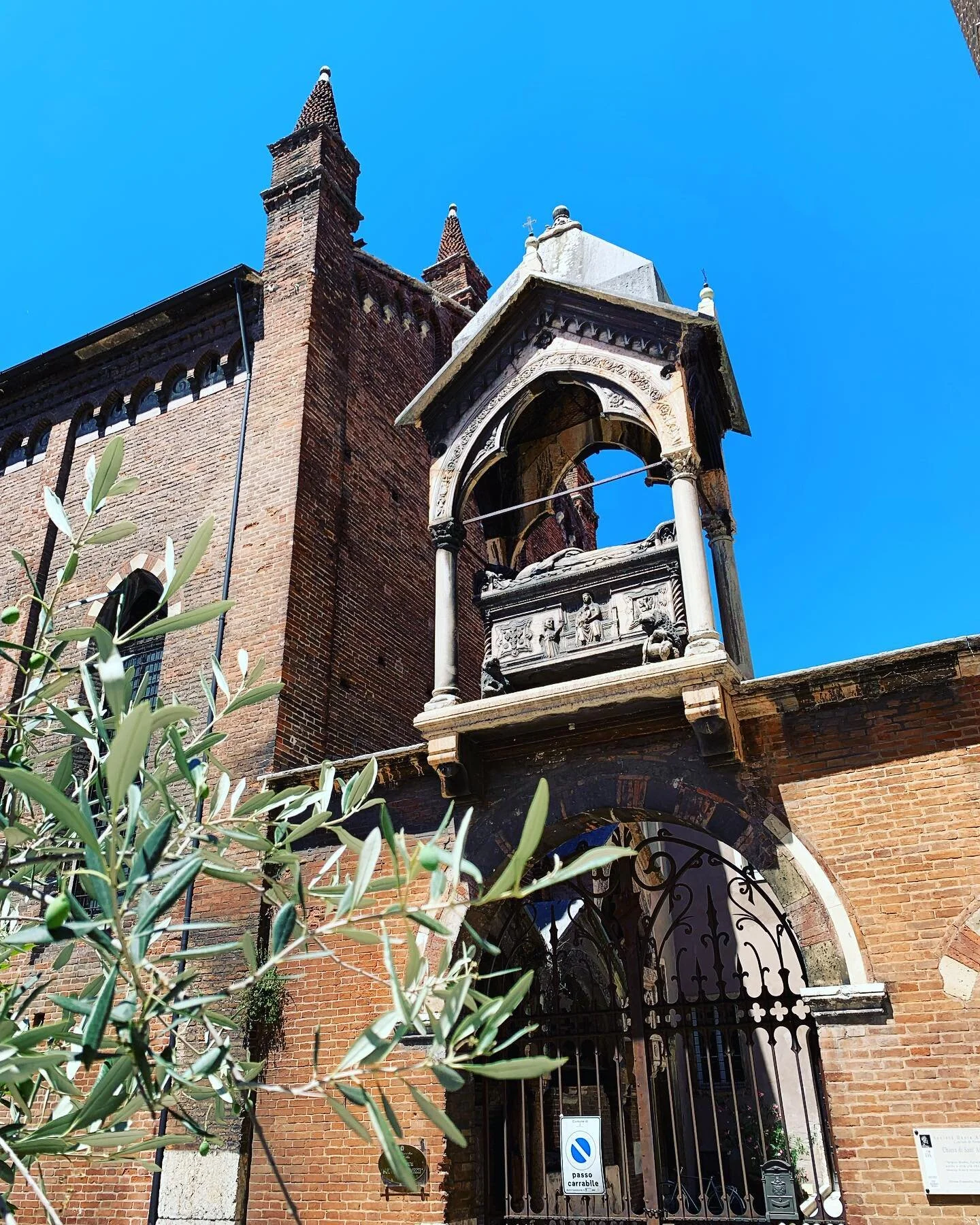 Strolling through Verona! What a charming small city! #hagedorninteriorarchitecture #hagedorninteriorberlin #interiordesign #officedesign #newwork #architectontour #italymylove #verona #charmingtown