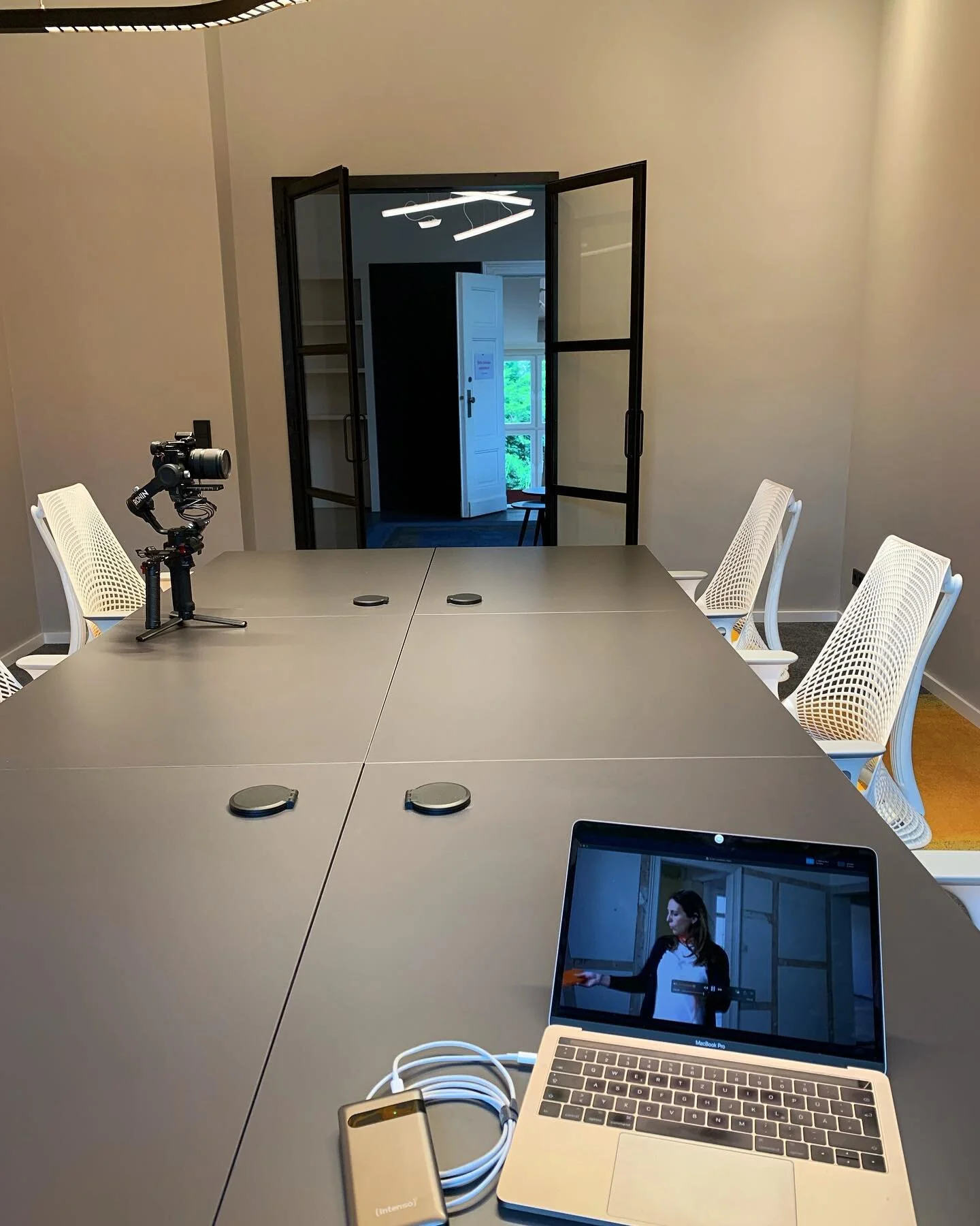 I always have so much fun working with @fizzfoto . Today we are shooting at one of our last projects and of course we are filming as well! Stay tuned! Happy weekend. #hagedorninteriorarchitecture #hagedorninteriorberlin #interiorarchitectureanddesign