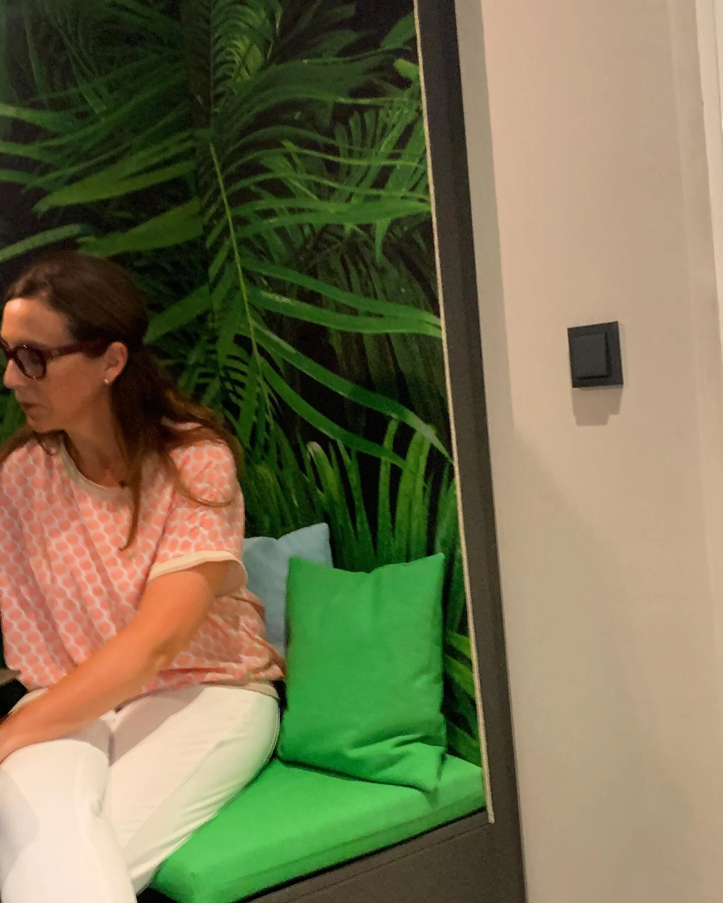 Trying out the new phone/work corner at our project! Refreshing green color, mixed with a jungle wall , what do you think? #hagedorninteriorarchitecture #hagedorninterior #hagedorninteriorberlin #officedesign #commercialinteriors #newwork #phonebooth