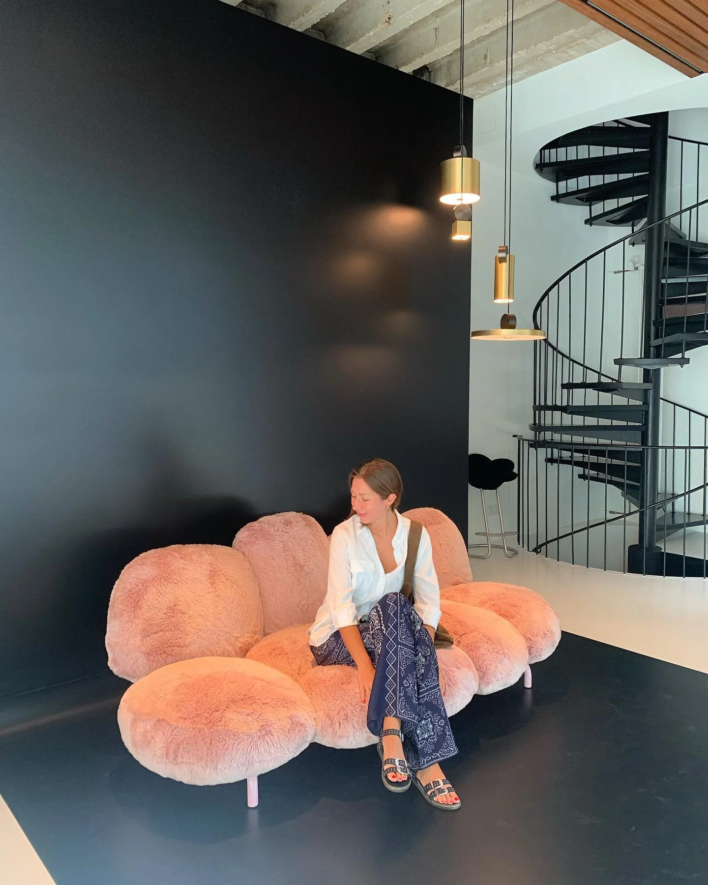 This day started very different from what we were expecting! We went to get informations about a water system from @clage.gmbh and found ourselves in the @budapester_salon . What a great place and what a comfortable sofa 😉#hagedorninteriorarchitectu