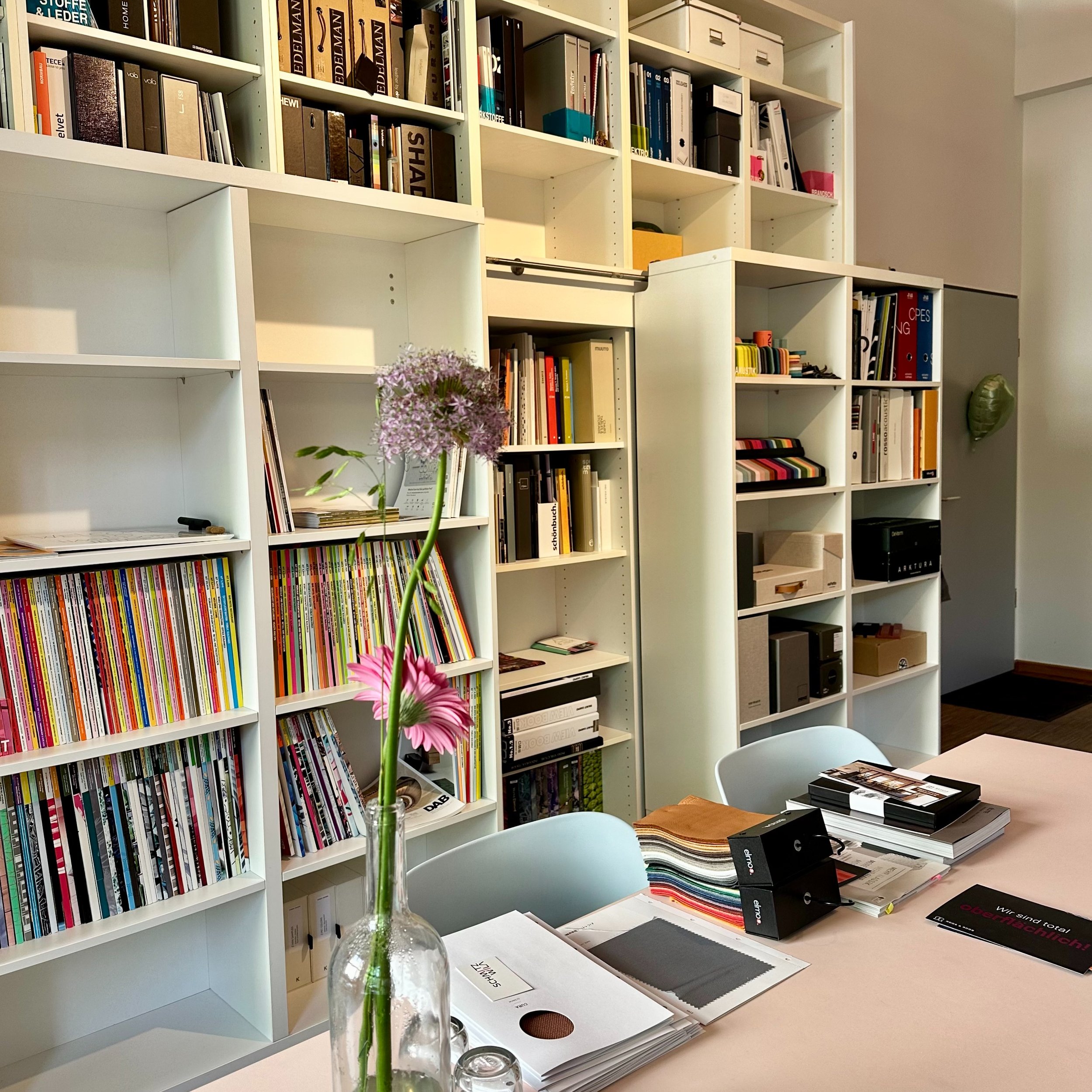 🪑 2 Arbeitspl&auml;tze frei &ndash; Innenarchitekturb&uuml;ro sucht Freelancer!
H&ouml;henverstellbare Schreibtische, Herman-Miller-St&uuml;hle, viel Stauraum &ndash; und ein inspirierendes, gestalterisch durchdachtes Umfeld.
📍 [Berlin-Wedding]
💶 