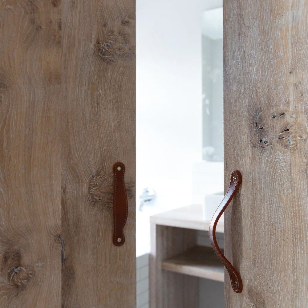Neugierig, was sich hinter dieser T&uuml;re versteckt?
Dann einfach eintreten. 😉

Dieses wundersch&ouml;ne Dachgeschoss in einer alten Villa in Berlin durften wir planen und umbauen.

Die Idee der Bauherrin: alte Strukturen bewahren und gleichzeitig