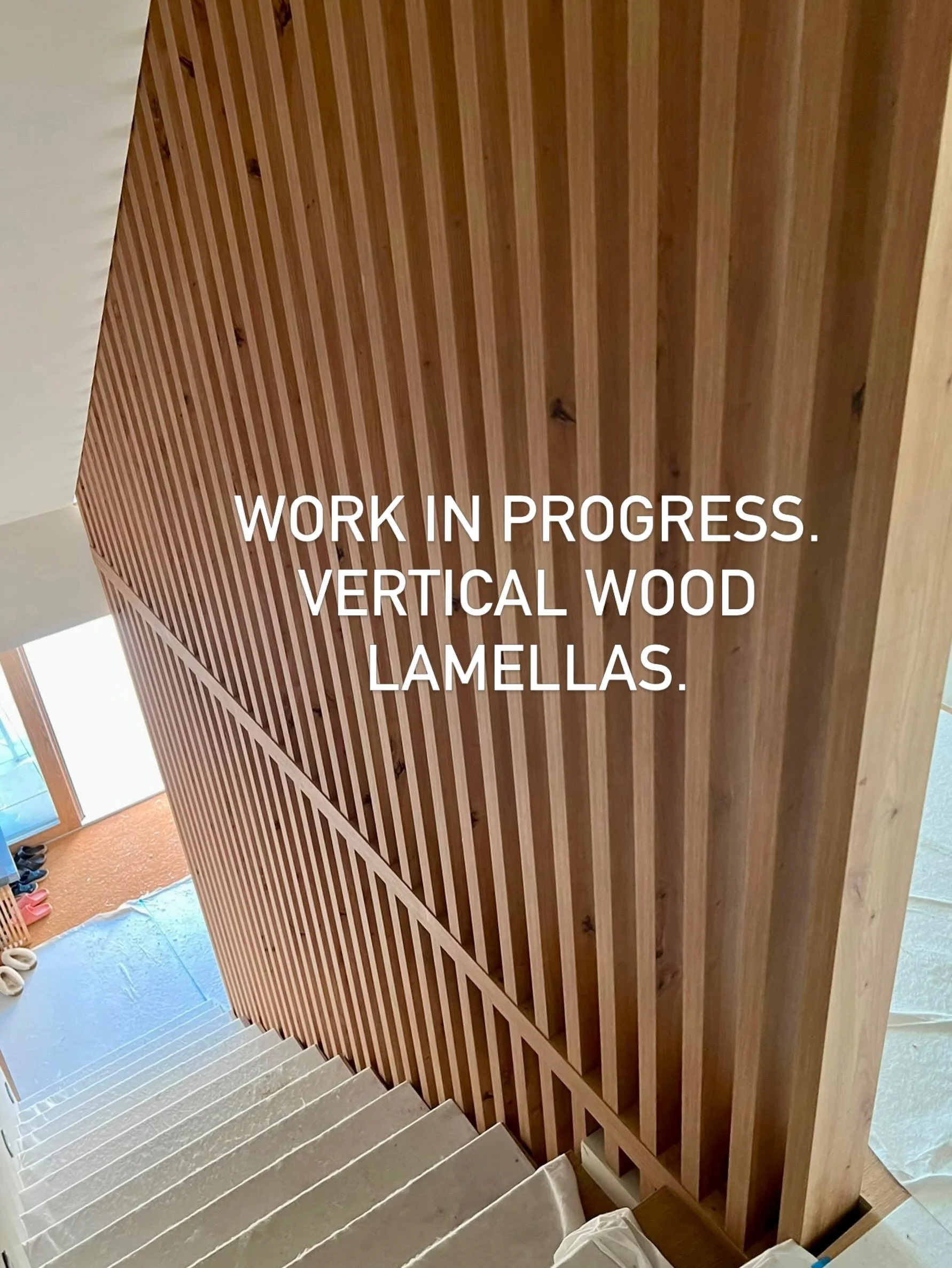 Slatted perfection - oak lamellas turning a stairwell into a statement. Every angle tells a different story. #hagedorninteriorarchitecture #interiordesign #woodwork #staircasedesign